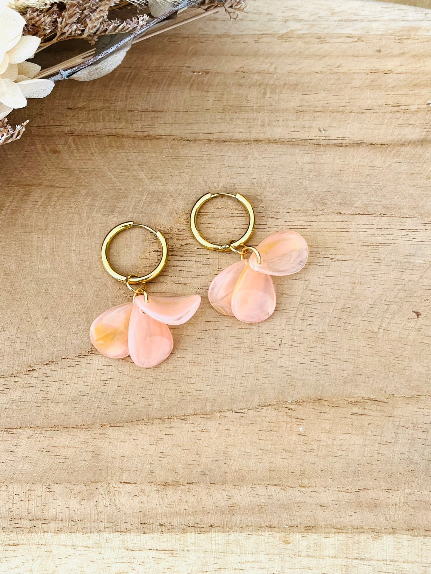 Boucles d'oreilles créoles fantaisie fait main.
Créoles en acier inoxydable doré.
Pétales en acrylique couleur pêche.
Bijou fantaisie fait main.