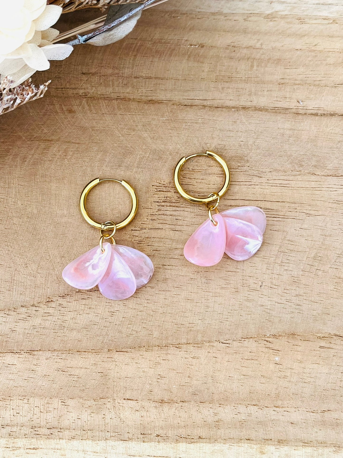 Boucles d'oreilles créoles fantaisie fait main.
Créoles en acier inoxydable doré.
Pétales en acrylique rose.
Bijou fantaisie fait main.