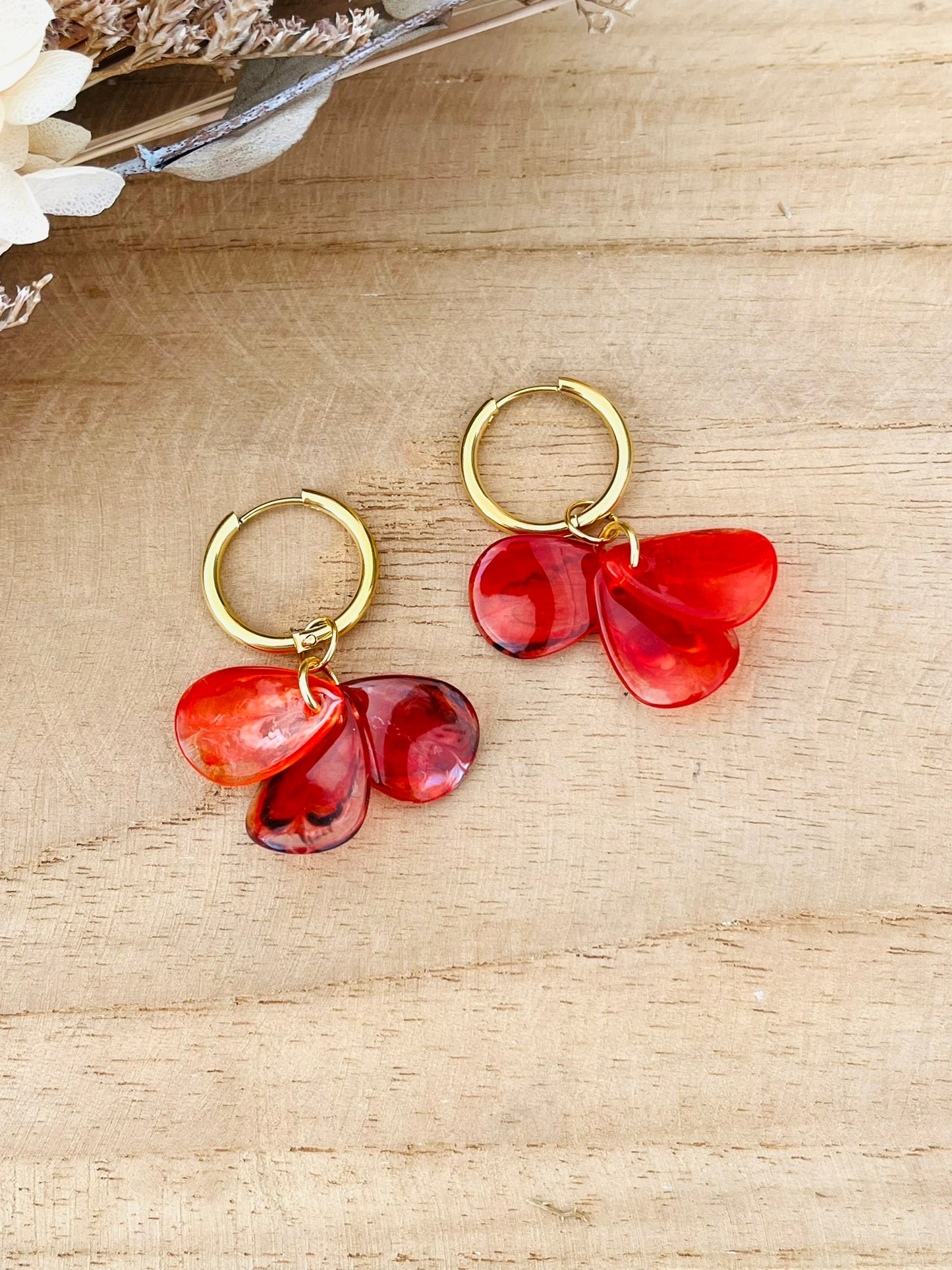 Boucles d'oreilles créoles fantaisie fait main.
Créoles en acier inoxydable doré.
Pétales acrylique rouge.
Bijou fantaisie fait main.
