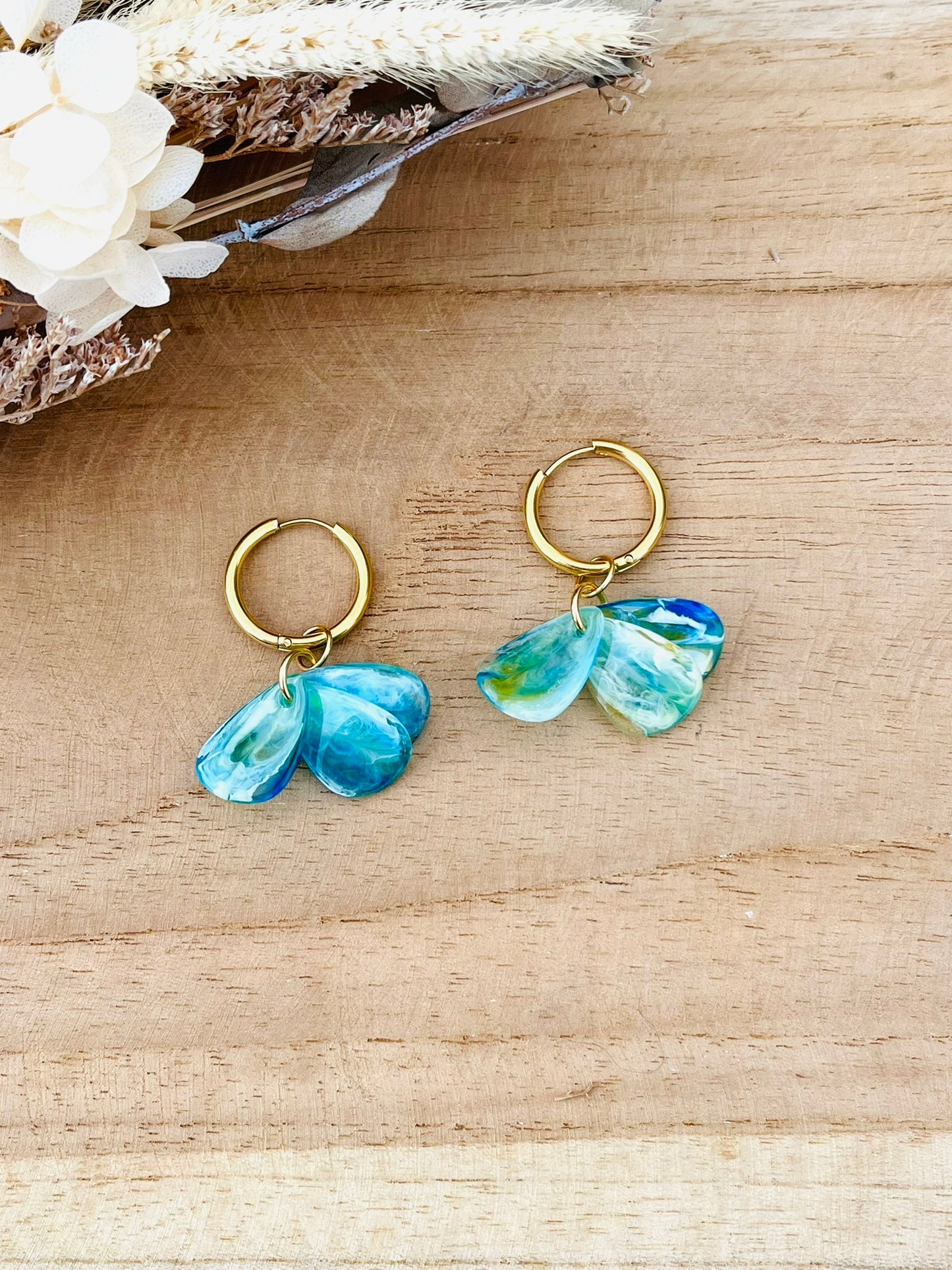 Boucles d'oreilles créoles fantaisie fait main.
Créoles en acier inoxydable doré.
Pétales acrylique vert marbré.
Bijou fantaisie fait main.