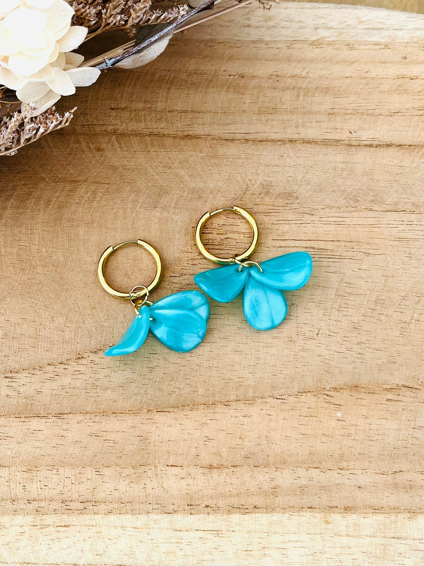 Boucles d'oreilles créoles fantaisie fait main.
Créoles en acier inoxydable doré.
Pétales en acrylique vert nacré.
Bijou fantaisie fait main.