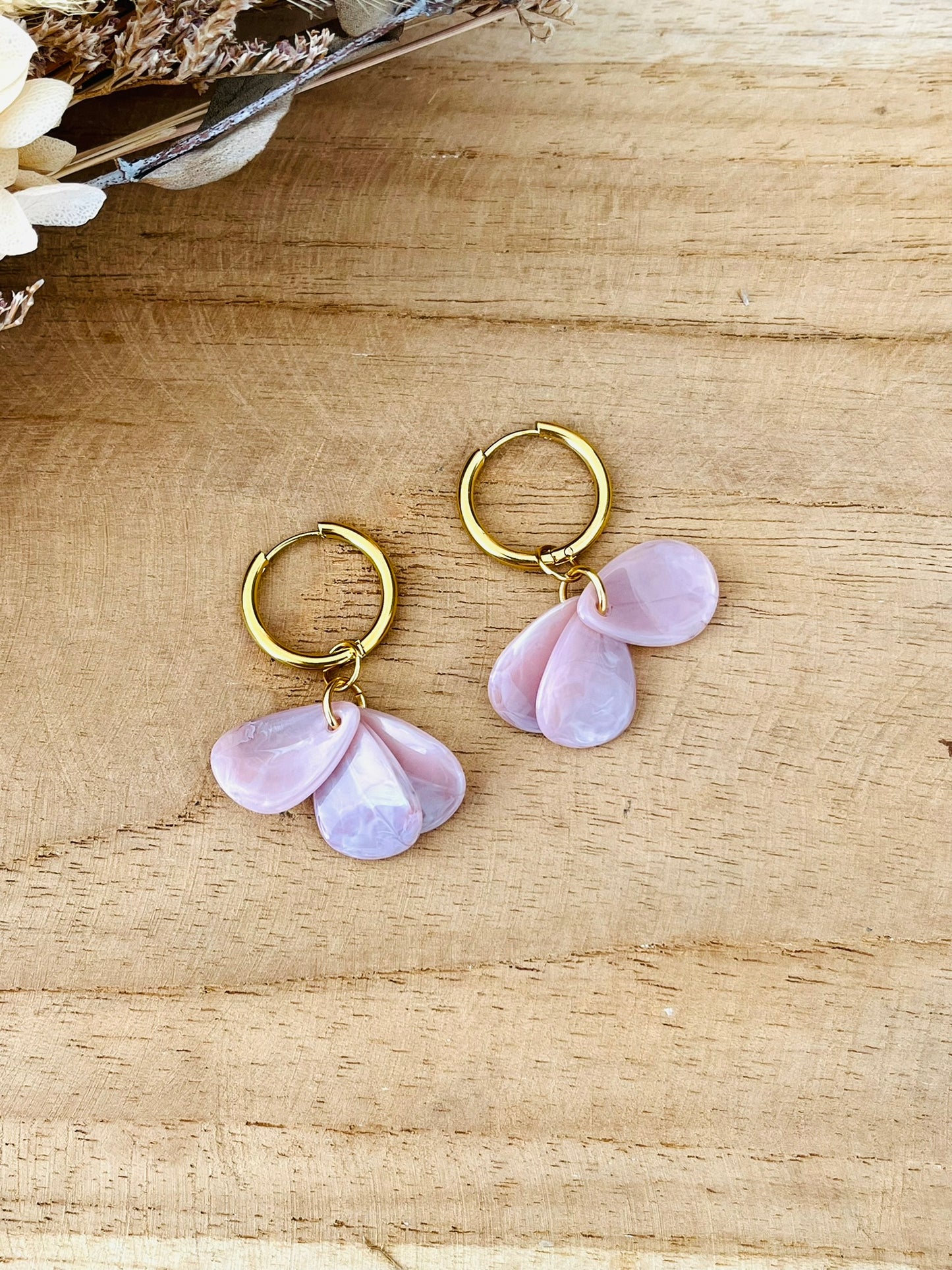 Boucles d'oreilles créoles fantaisie fait main.
Créoles en acier inoxydable doré.
Pétales en acrylique vieux rose.
Bijou fantaisie fait main.