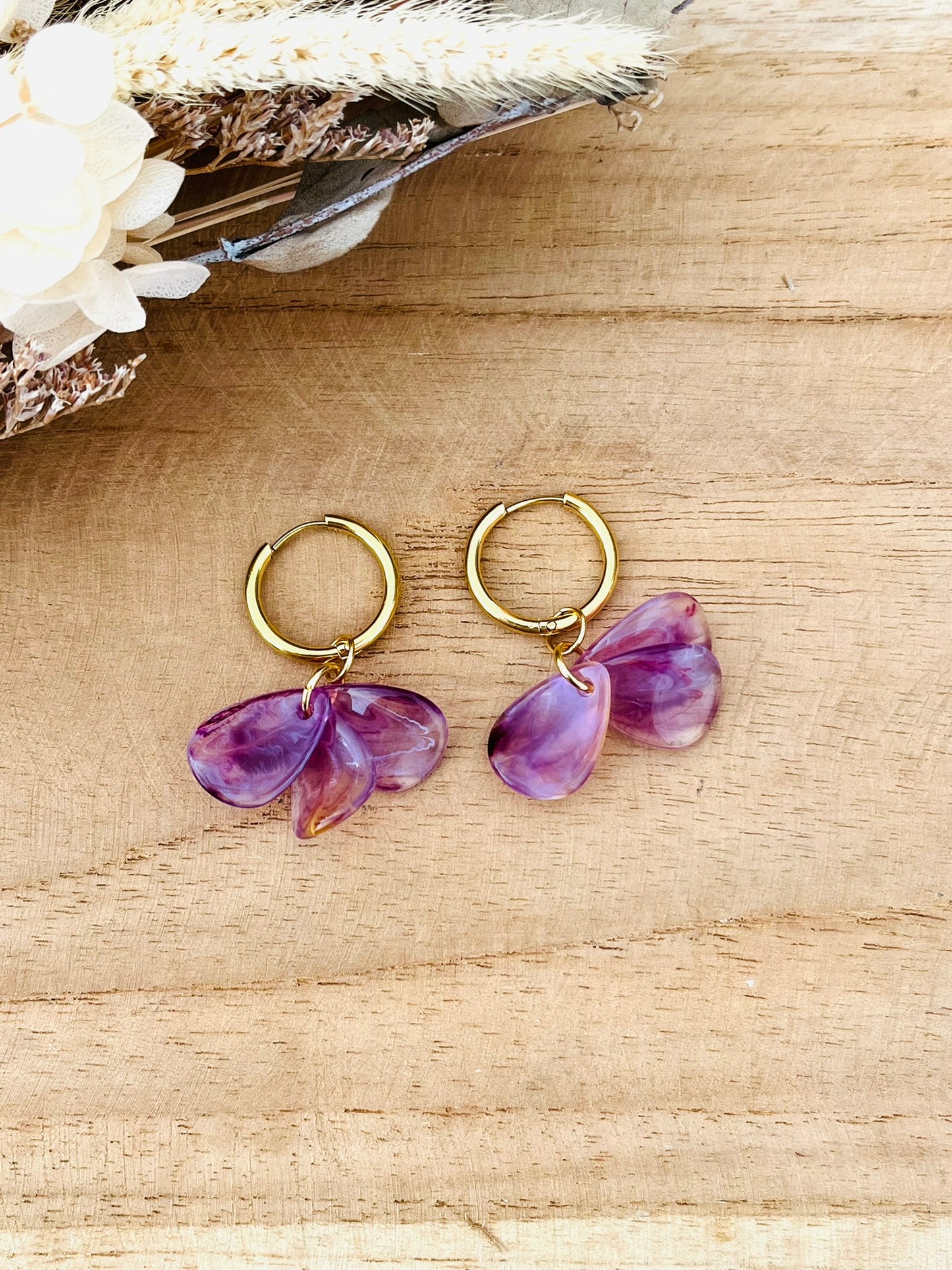 Boucles d'oreilles créoles fantaisie fait main.
Créoles en acier inoxydable doré.
Pétales acrylique violet.
Bijou fantaisie fait main.