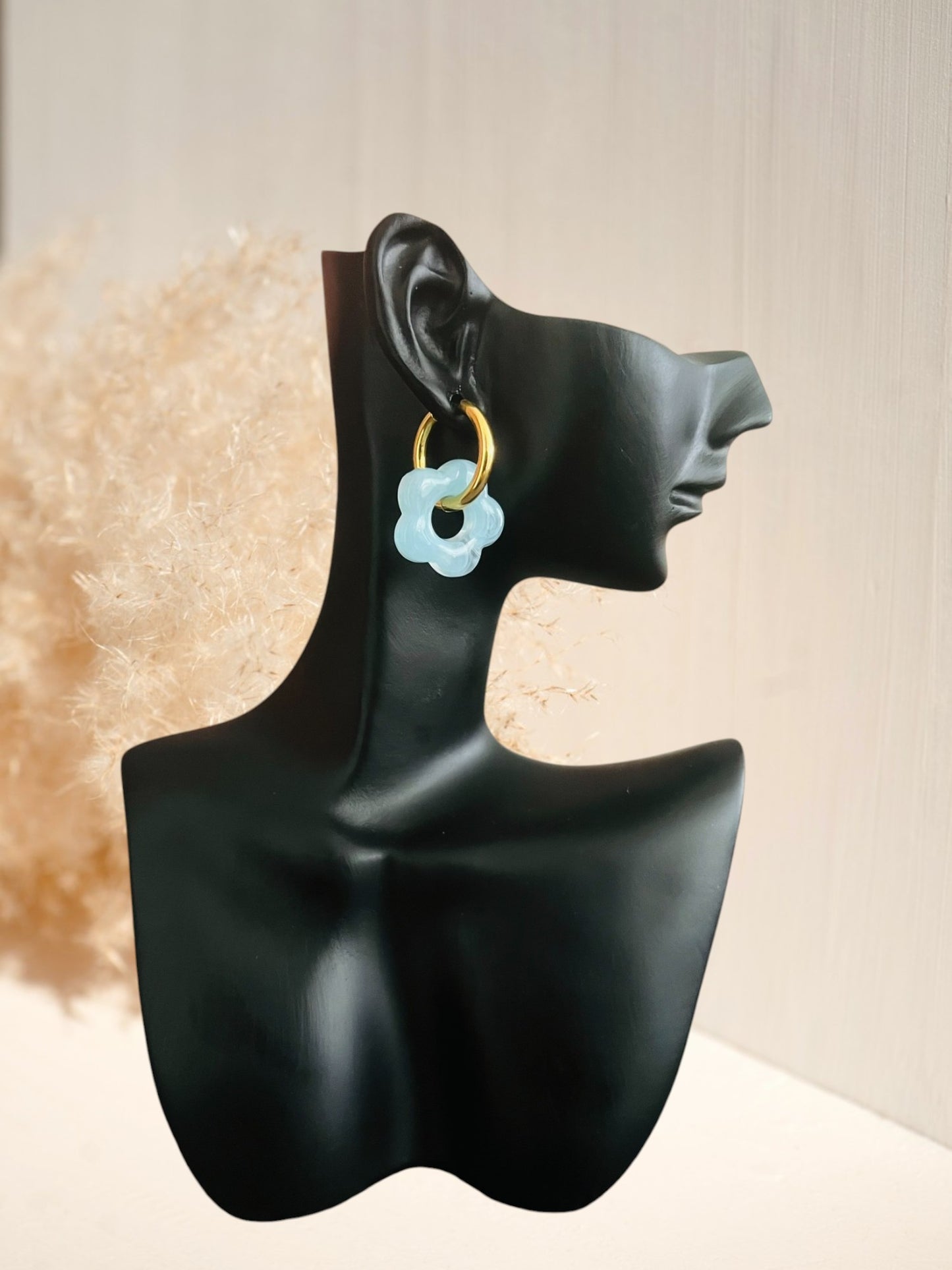 boucles d'oreilles créoles en acier inoxydable doré et fleur en acrylique bleu ciel