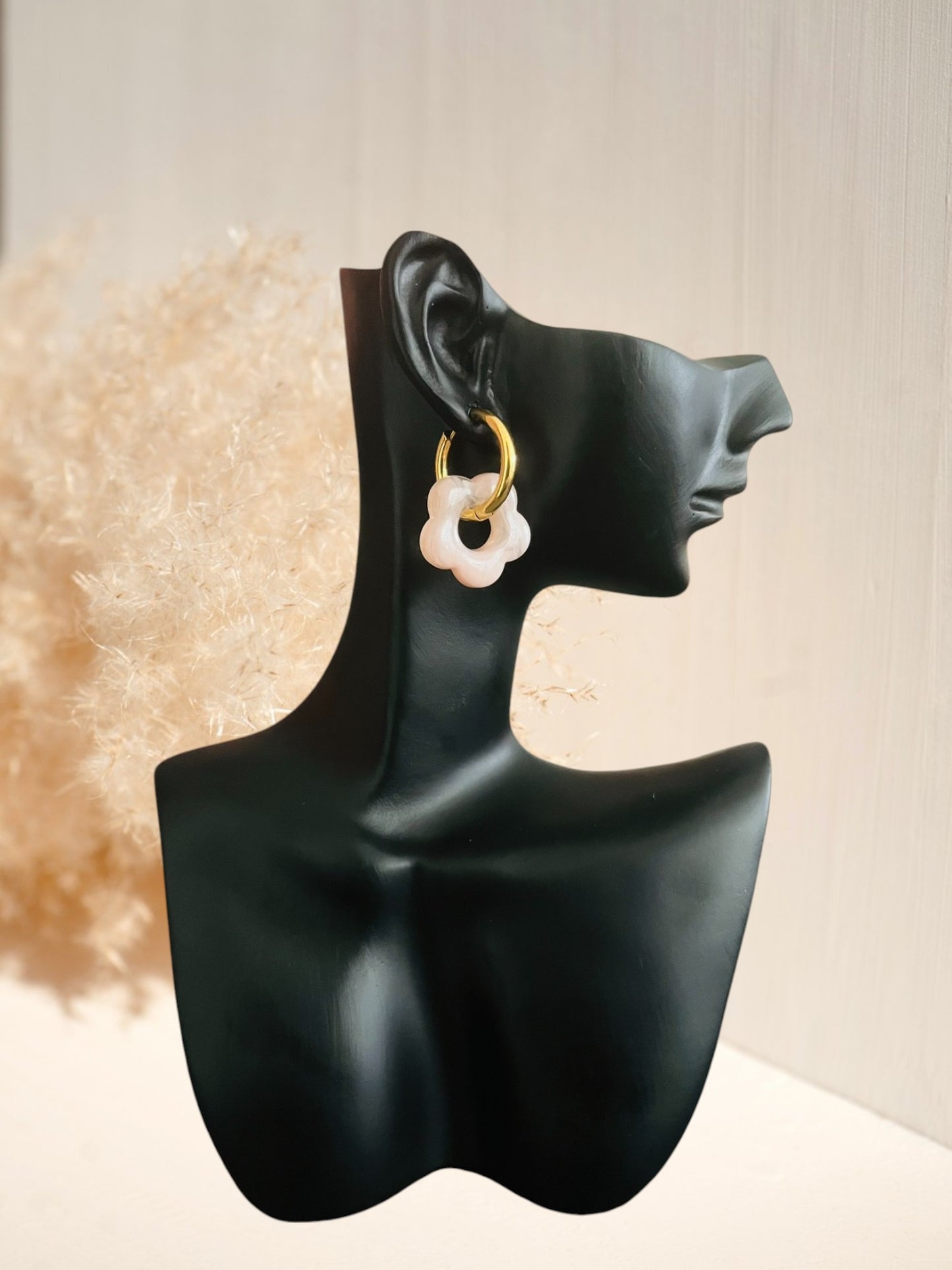boucles d'oreilles créoles en acier inoxydable doré et fleur en acrylique rose