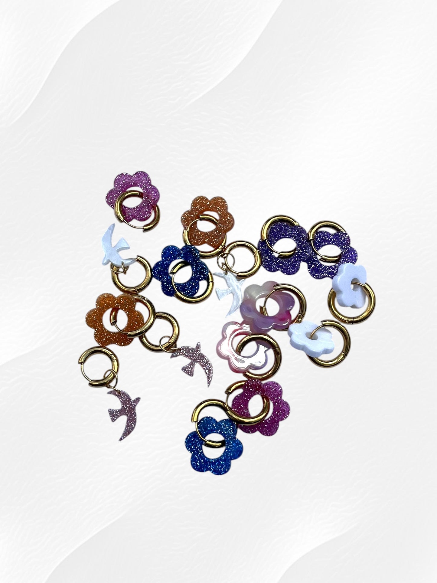 Boucles d'oreilles créoles adaptées pour les enfants à partir de 6 ans.
Créoles en acier inoxydable doré de 15mm.
Petites fleurs violet pailleté en acrylique.