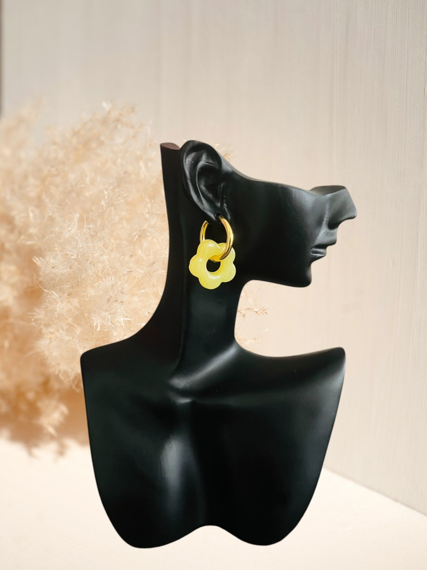 boucles d'oreilles créoles en acier inoxydable doré et fleur en acrylique jaune