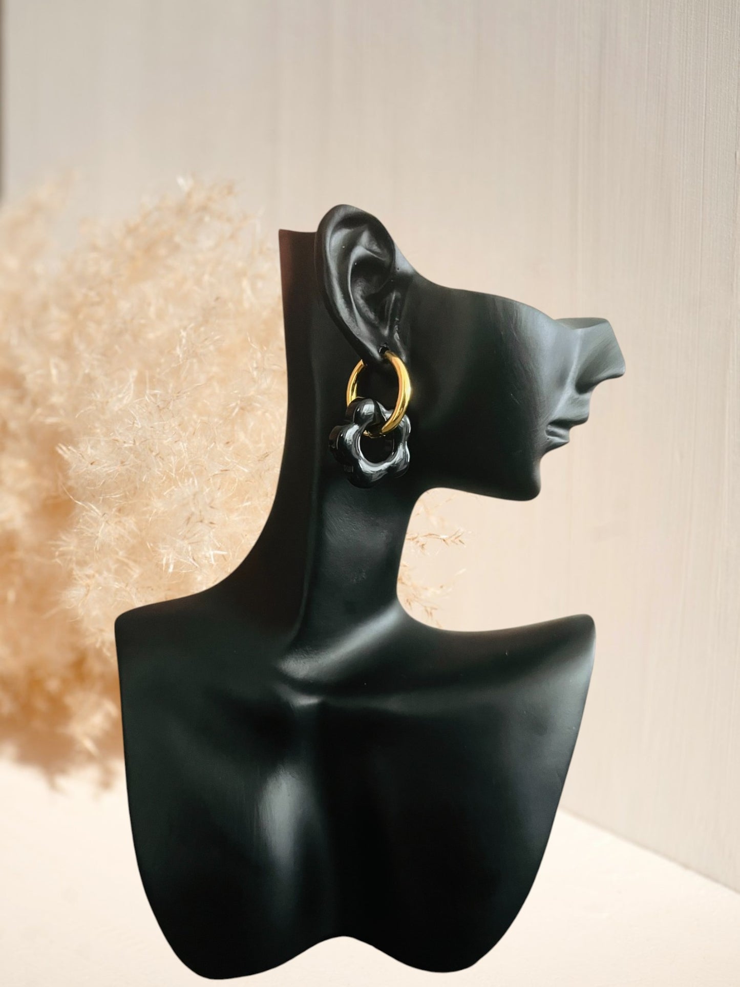 boucles d'oreilles créoles en acier inoxydable doré et fleur en acrylique noir