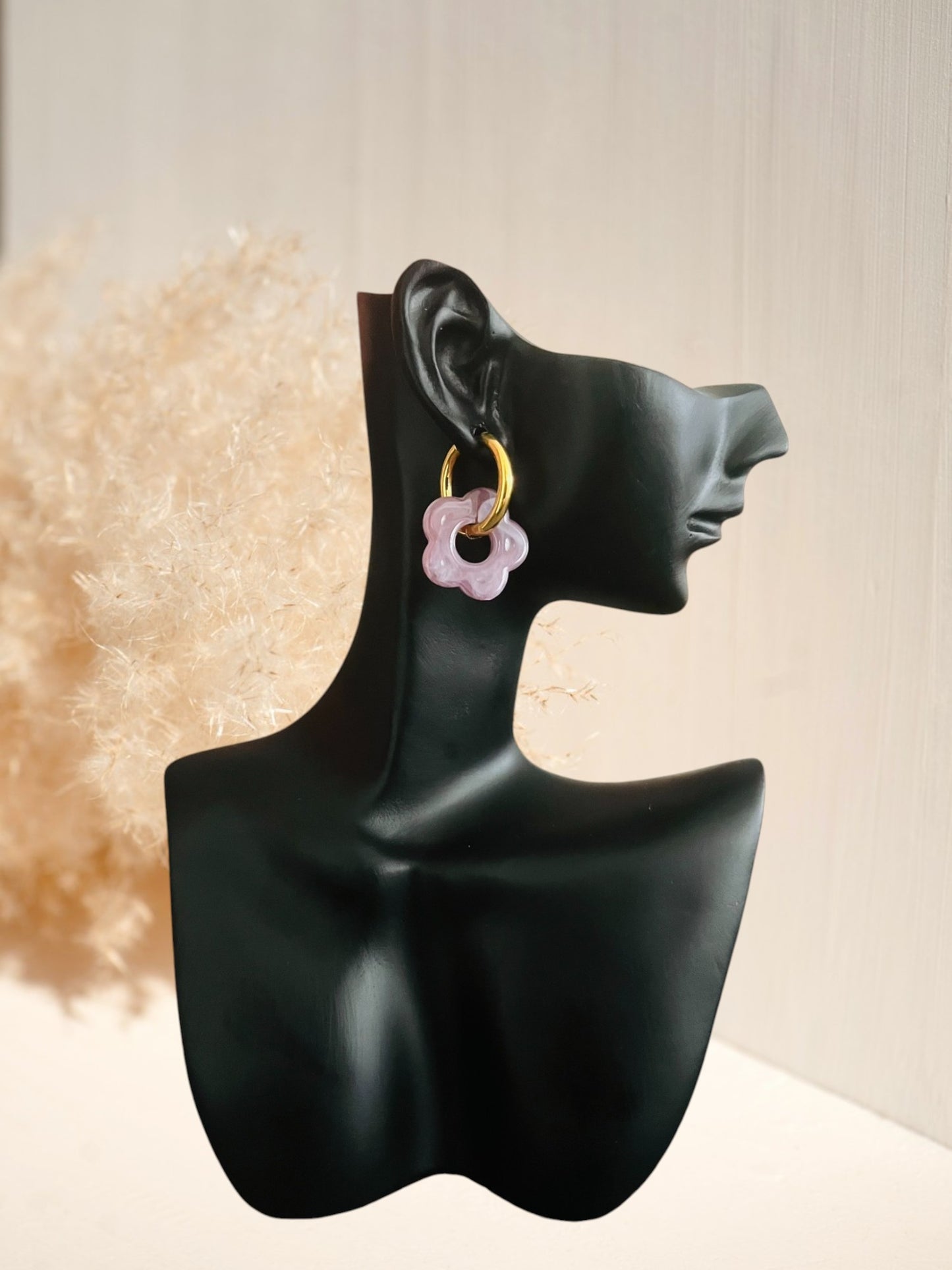 boucles d'oreilles créoles en acier inoxydable doré et fleur en acrylique violet