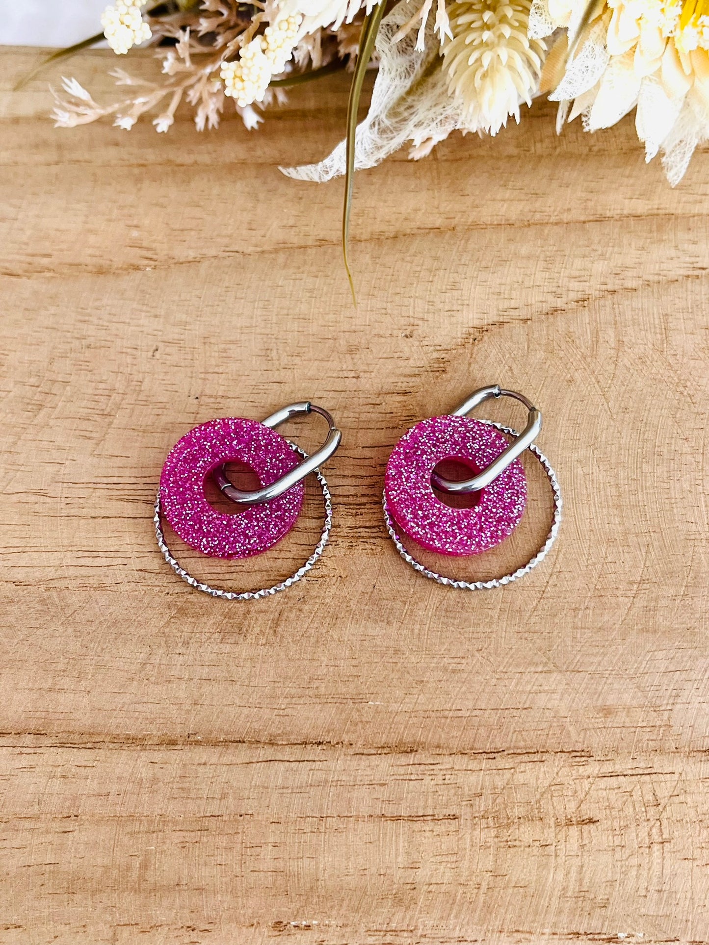 Boucles d'oreilles créoles en acier inoxydable.
Pendentif donut en acrylique écaille de tortue rose pailleté.
Bijou fantaisie fait main.