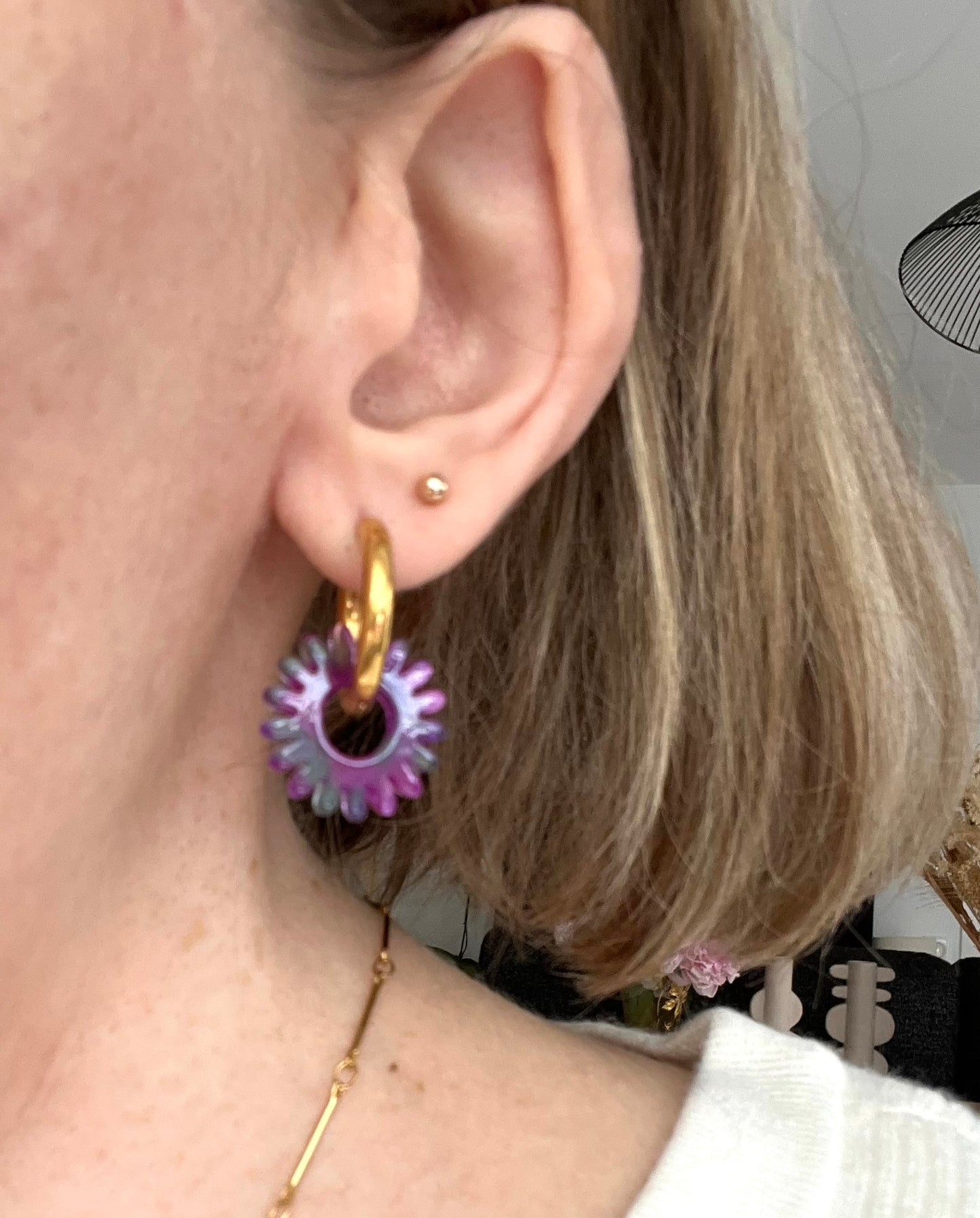 Boucles d'oreilles fantaisie.
Créoles en acier inoxydable doré.
Pampilles fleur, marguerite en acrylique.
Bijou fantaisie fait main.