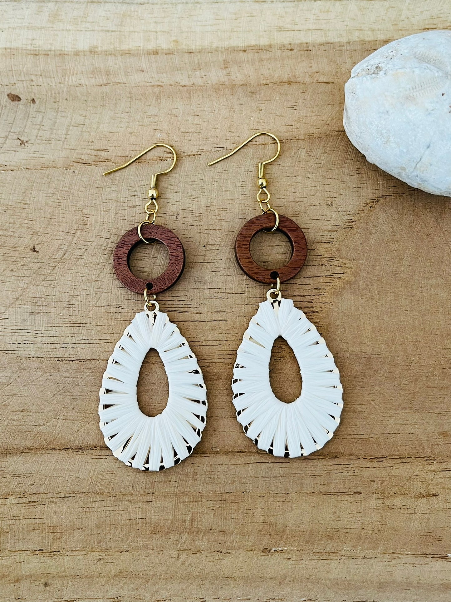 Boucles d'oreilles pendantes en raphia écru et bois.
Crochets d'oreilles en acier inoxydable doré.
Bijou fait main.