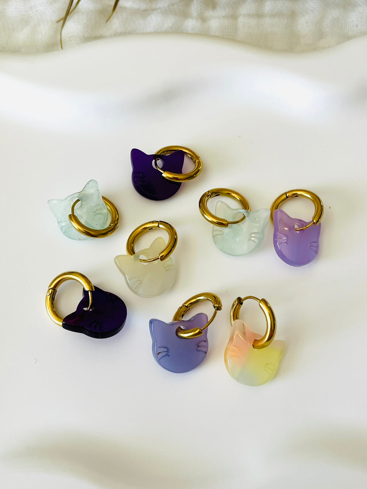 Boucles d'oreilles créoles adaptées pour les enfants à partir de 6 ans.
Créoles en acier inoxydable doré de 15mm.
Tête de chat jaune et rose en acrylique.