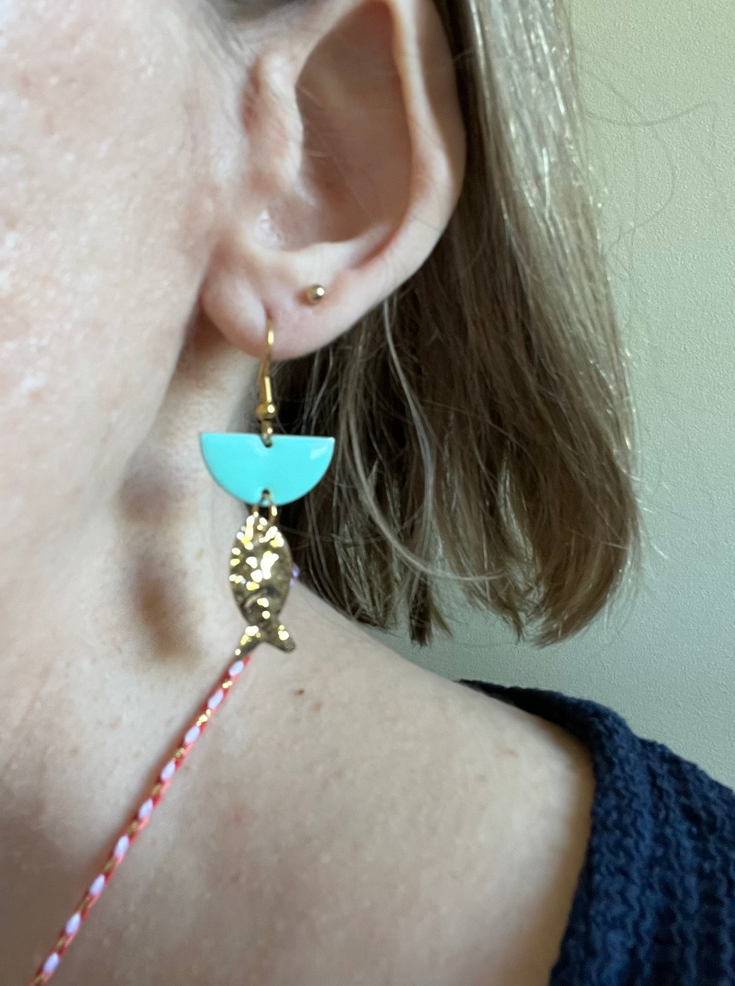 Boucles d'oreilles fantaisie fait main.
Crochets en acier inox doré.
Sequins demi-lune émaillé vert d'eau.
Breloque poisson martelé doré.
Bijou fantaisie fait main.