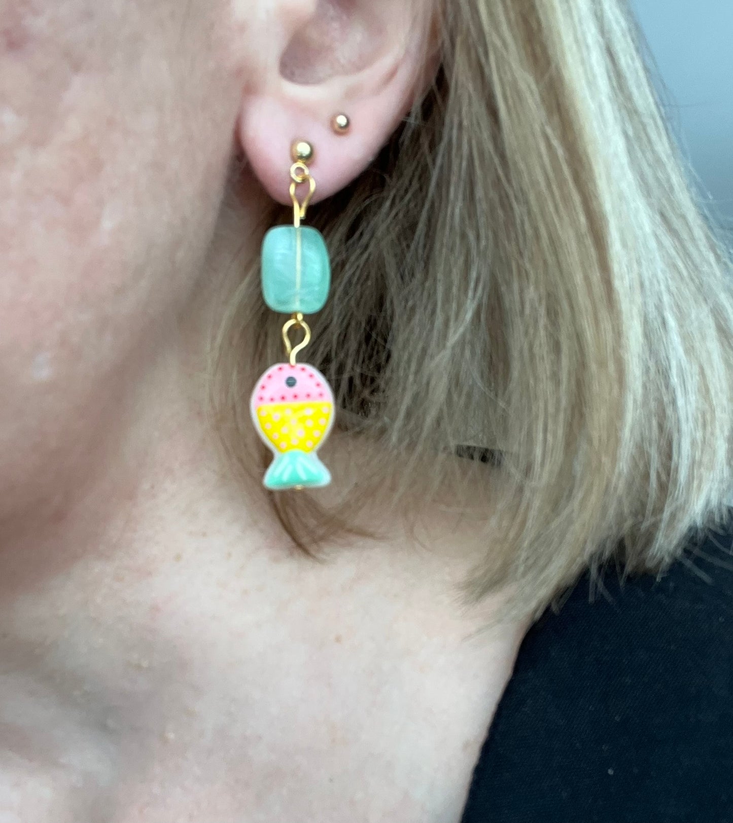 Boucles d'oreilles fantaisie fait main.
Clous d'oreilles boule en acier inox doré;
Perle rectangle en acrylique vert pastel;
Perle poisson en verre vert pastel, rose, jaune.
Bijou fait main.