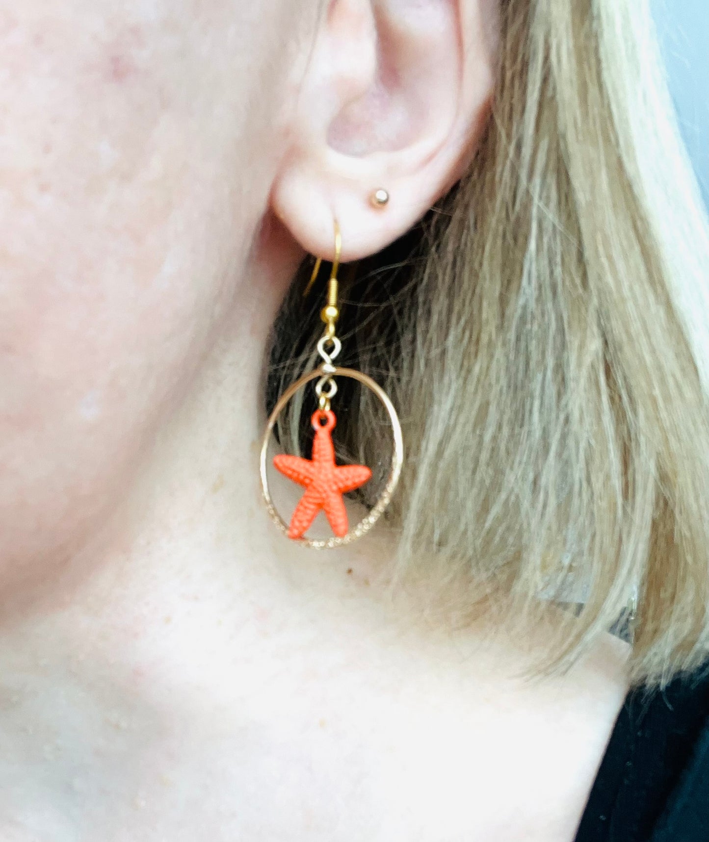 Boucles d'oreilles fantaisie fait main.
Crochets d'oreilles en acier inox doré, pendentifs ronds doré pailleté, breloque étoile de mer orange.
Bijou fait main.