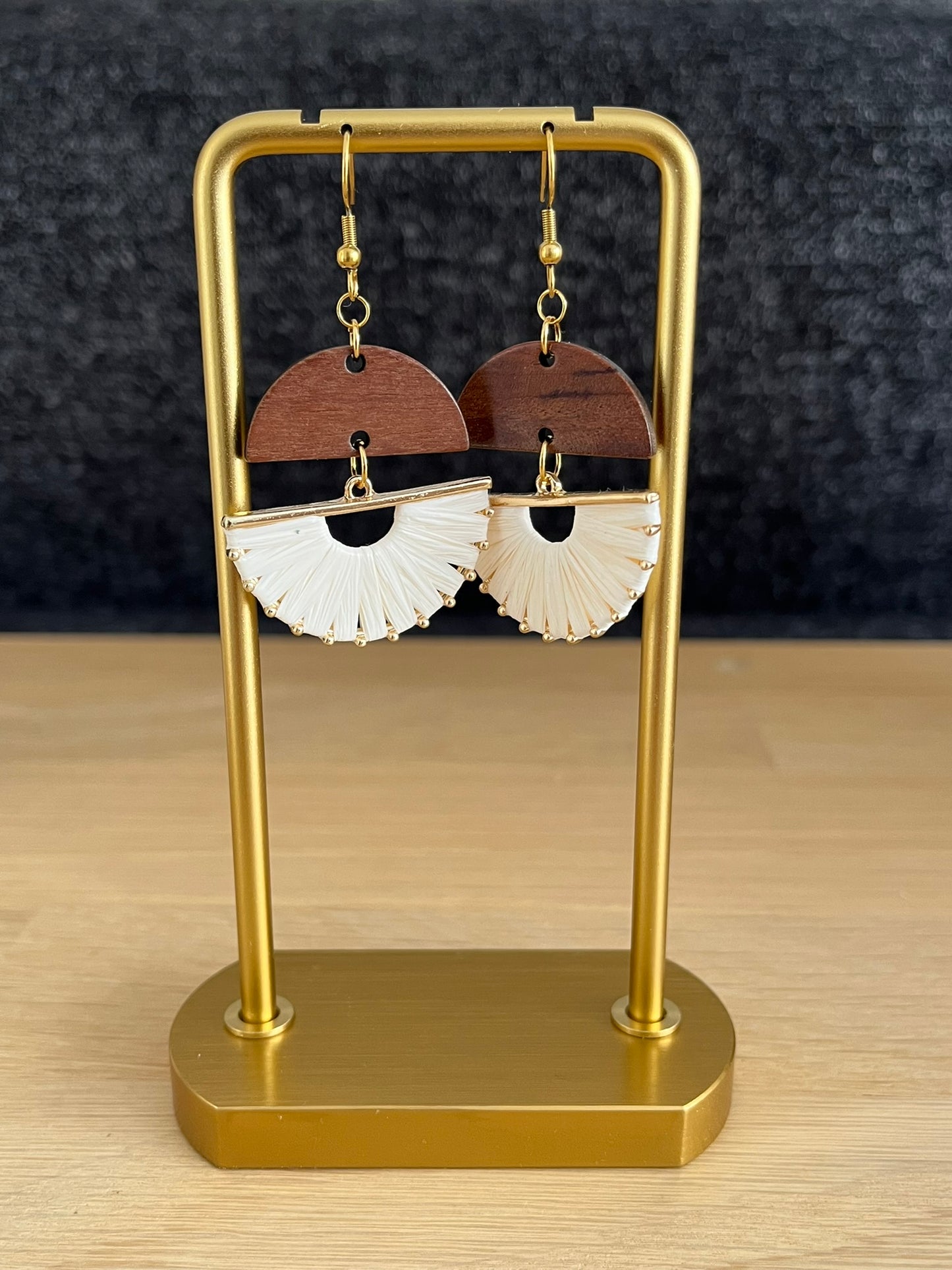 Boucles d'oreilles fantaisie fait main.
En bois de noyer et raphia écru en forme d'éventail.
Style bohème chic.