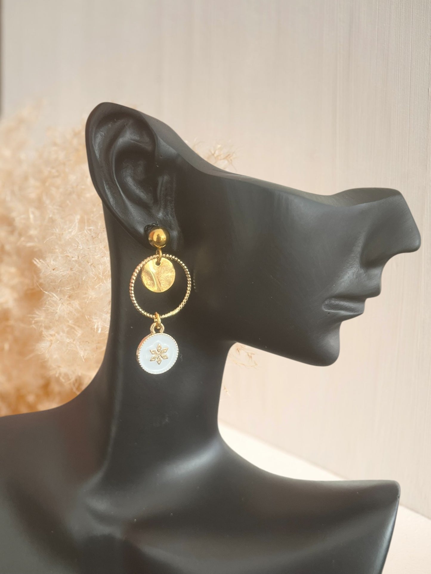 Boucles d'oreilles fantaisie dorées et résine époxy blanc.
Pendentif rond avec une fleur.
Bijou fantaisie fait main.