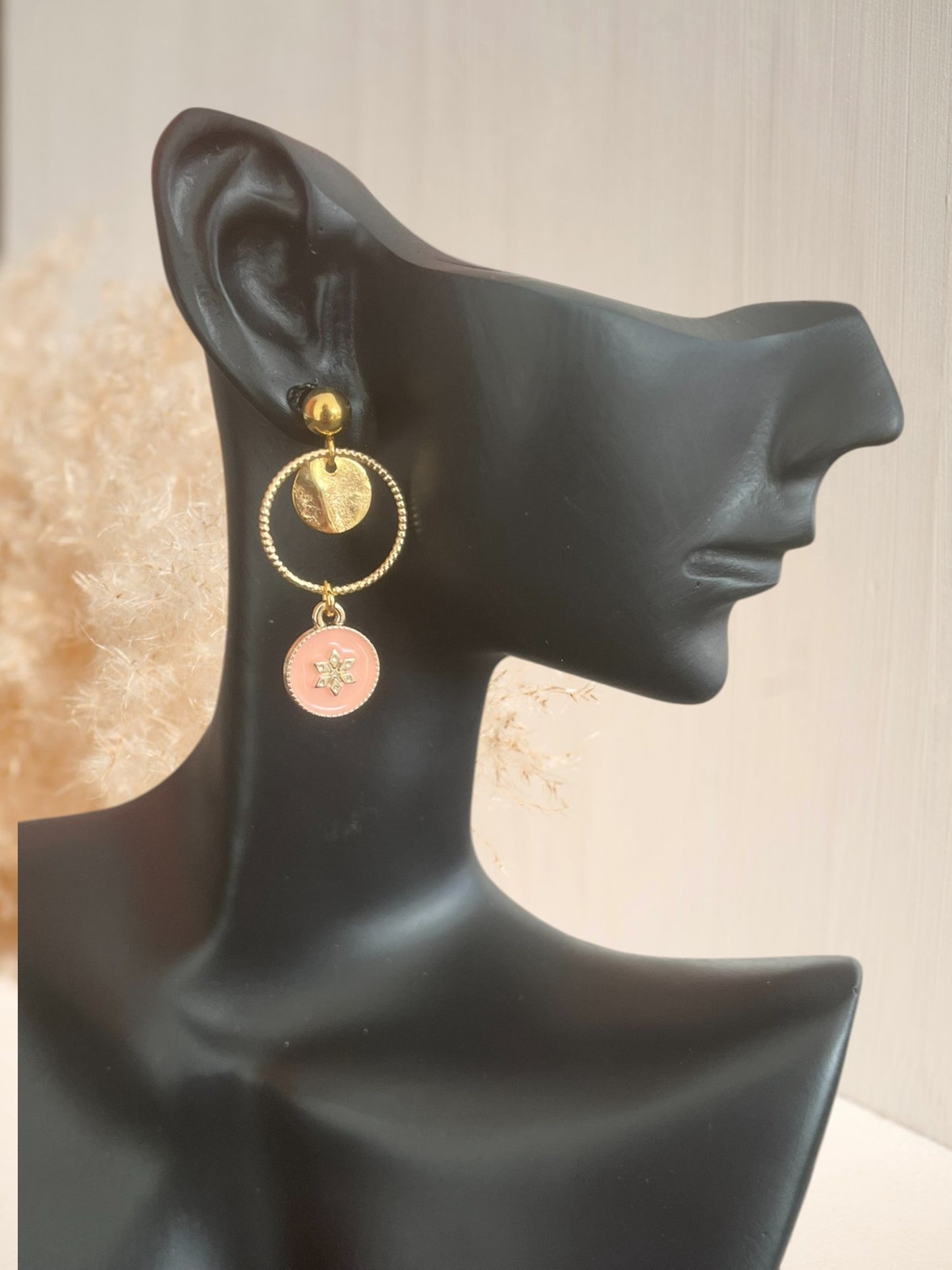 Boucles d'oreilles fantaisie dorées et résine époxy rose.
Pendentif rond avec une fleur.
Bijou fantaisie fait main.
