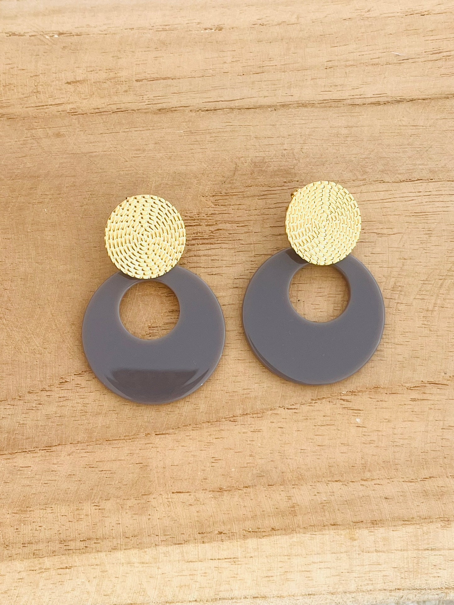 Boucles d'oreilles fantaisie rondes en acier inoxydable doré.
Pendentifs en acrylique gris.
Bijou fantaisie fait main.