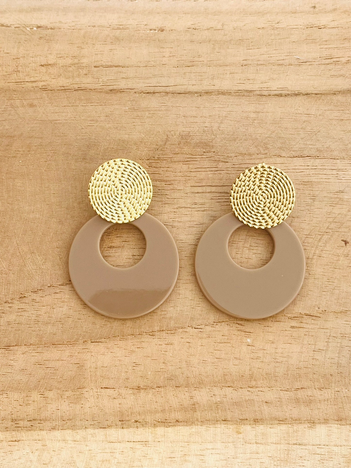 Boucles d'oreilles fantaisie à clous en acier inoxydable doré.
Pendentifs ronds en acrylique marron, mocha mousse.
Bijou fantaisie fait main.
