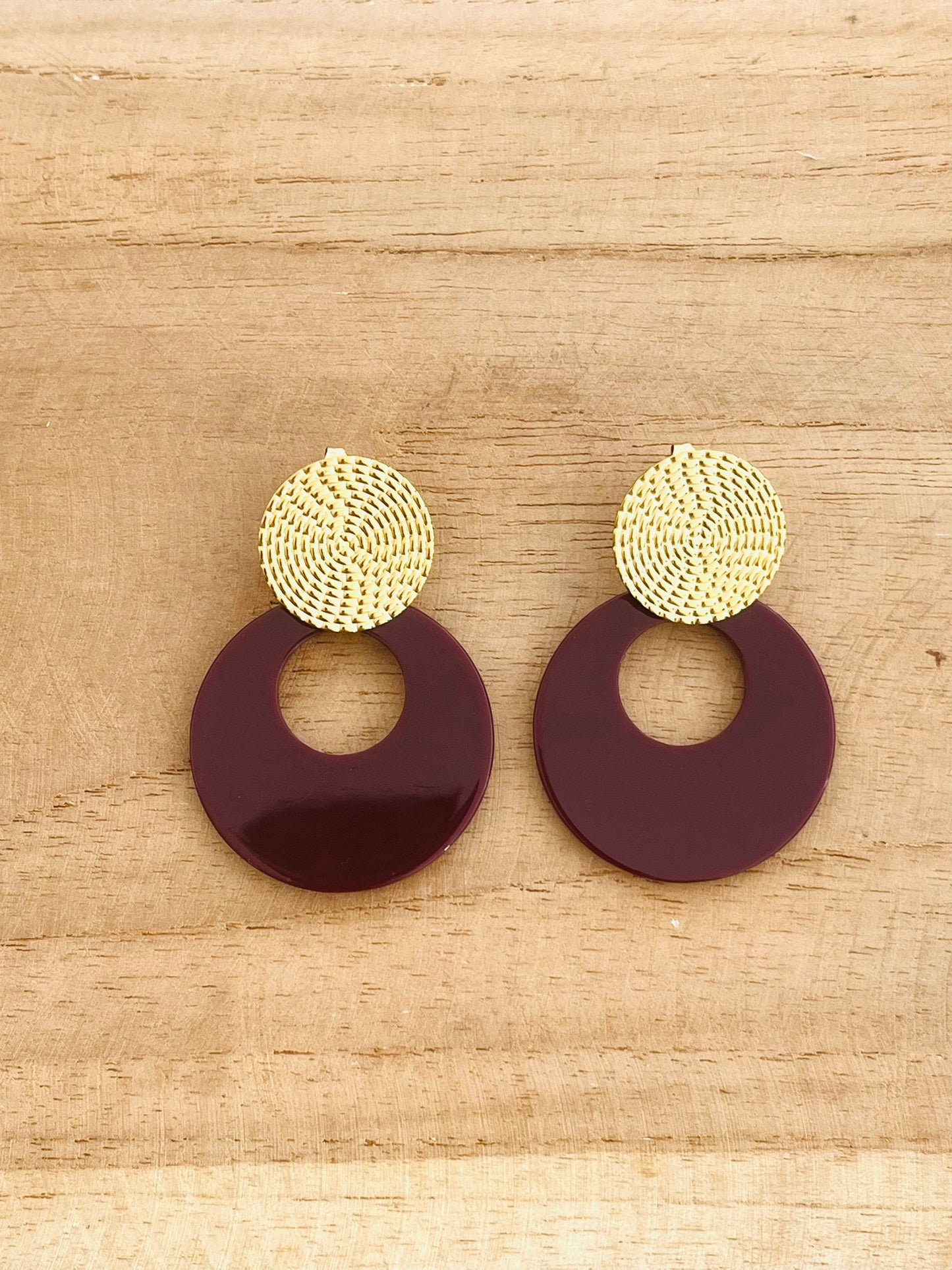 Boucles d'oreilles fantaisie à clous en acier inoxydable doré.
Pendentifs ronds en acrylique bordeaux.
Bijou fantaisie fait main.