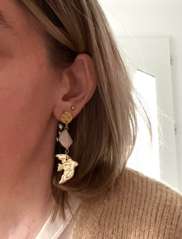Boucles d'oreilles fantaisie fait main.
Clous d'oreilles ronds en acier inox doré. Connecteurs perles en acrylique blanc. Pendentif hirondelle, oiseau doré.
Bijou fantaisie fait main.