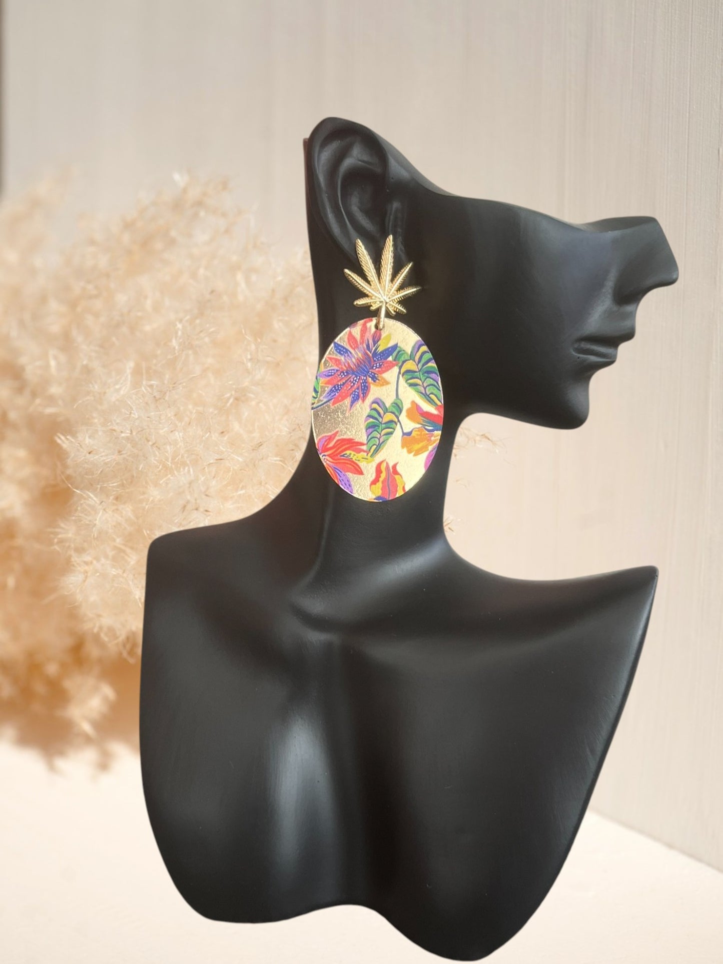 Boucles d'oreilles faites main.
Clous d'oreilles feuille Or 18k.
Pendentifs ovales doré et feuille tropicales multicolores.