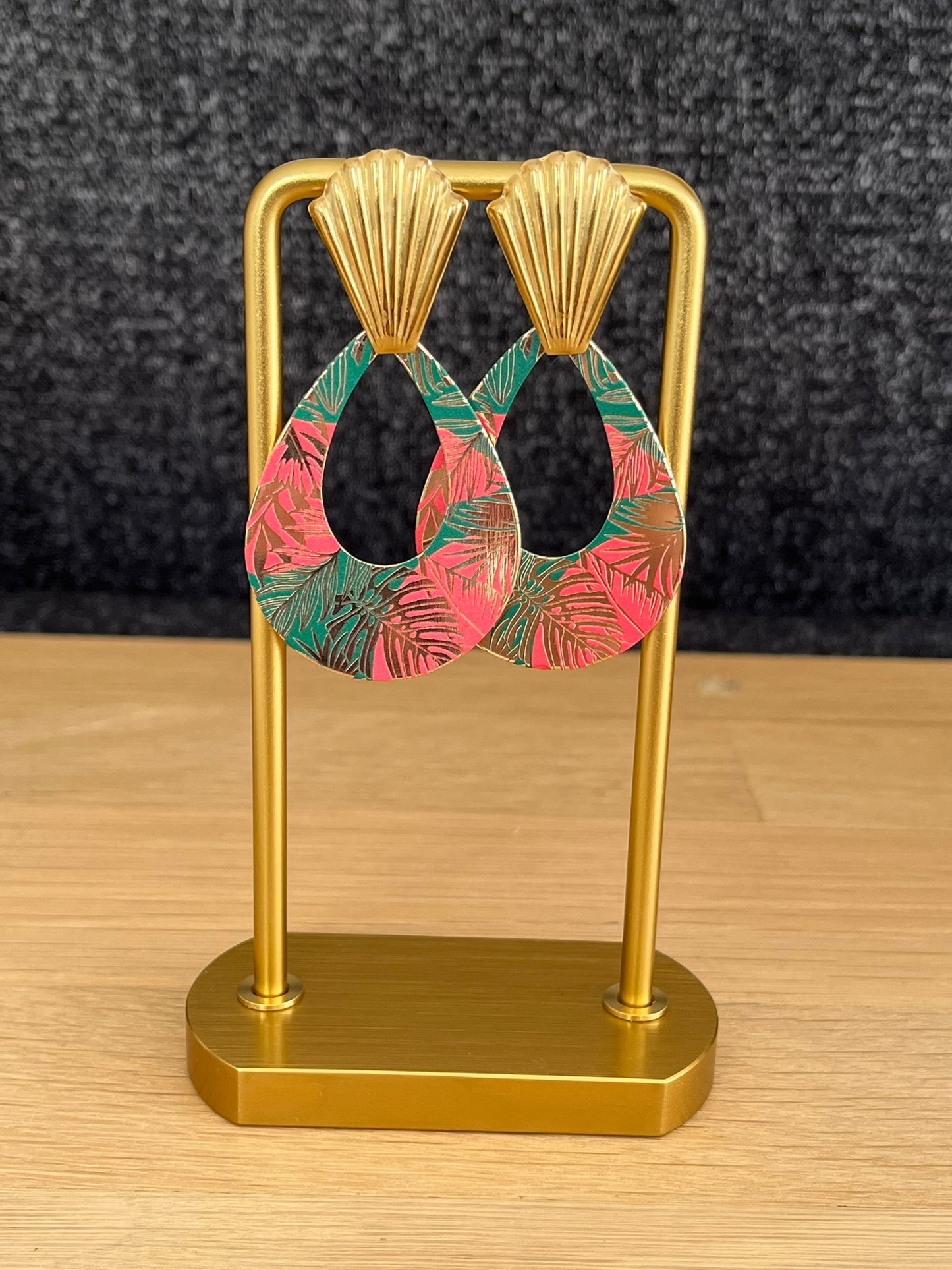 Boucles d'oreilles fantaisie fait main.
Clous d'oreilles éventail plissé en acier inoxydable doré;
Pendentifs goutte ajourée imprimé feuilles vert et rouge.
Bijou fantaisie fait main.