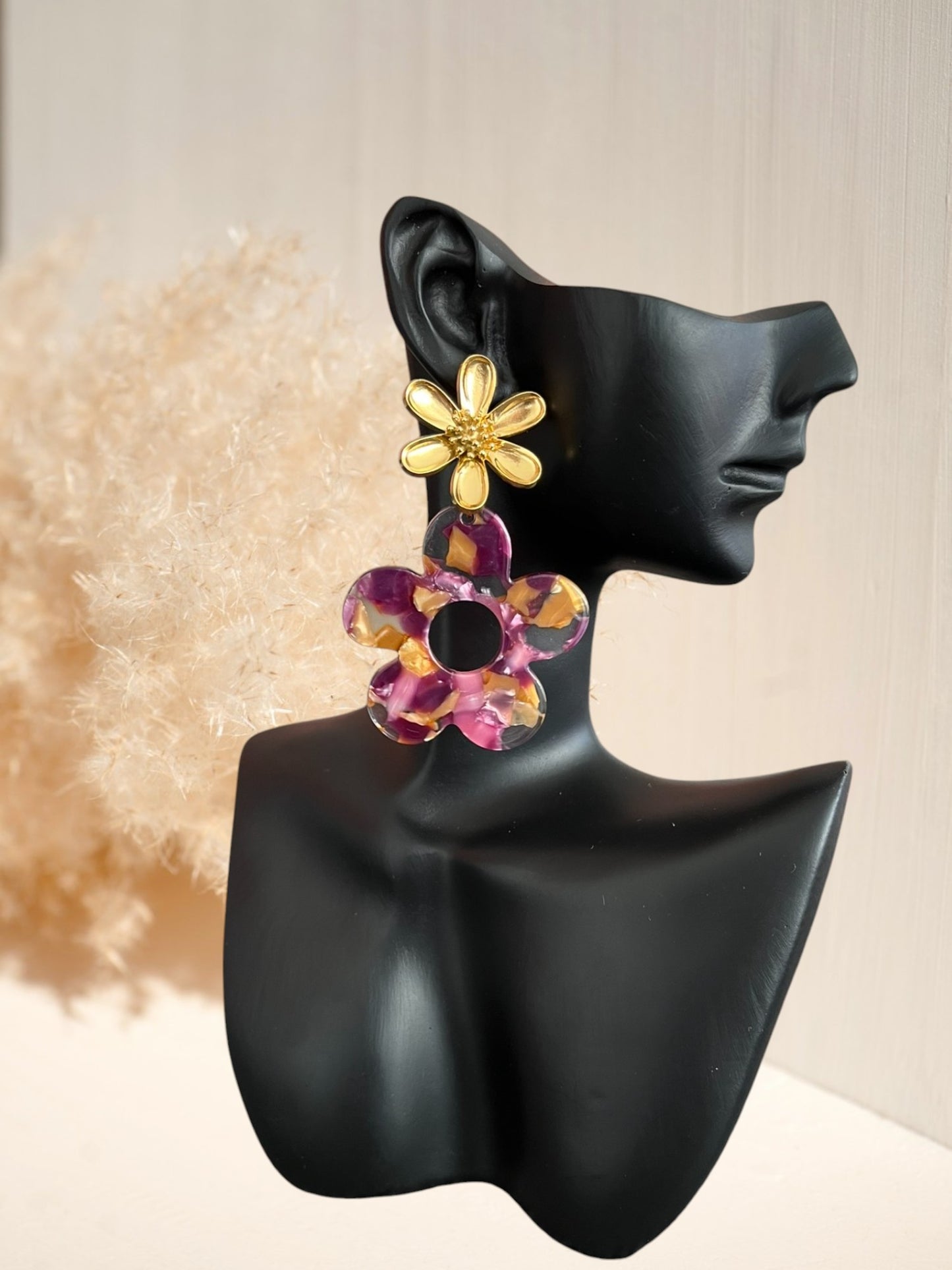 Boucles d'oreilles fantaisie à clous faites main.
Clous d'oreilles fleur en acier inoxydable doré.
Pendentifs fleur en acrylique transparent, rose et pourpre.
Bijou fantaisie fait main.