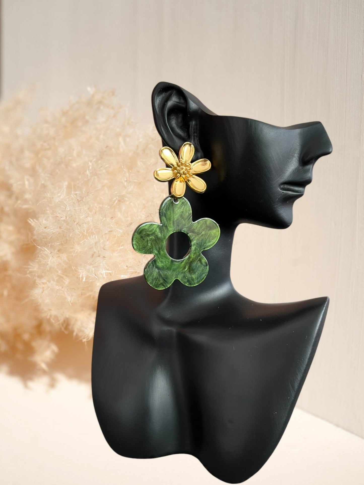 Boucles d'oreilles fantaisie à clous faites main.
Clous d'oreilles fleur en acier inoxydable doré.
Pendentifs fleur en acrylique vert.
Bijou fantaisie fait main.