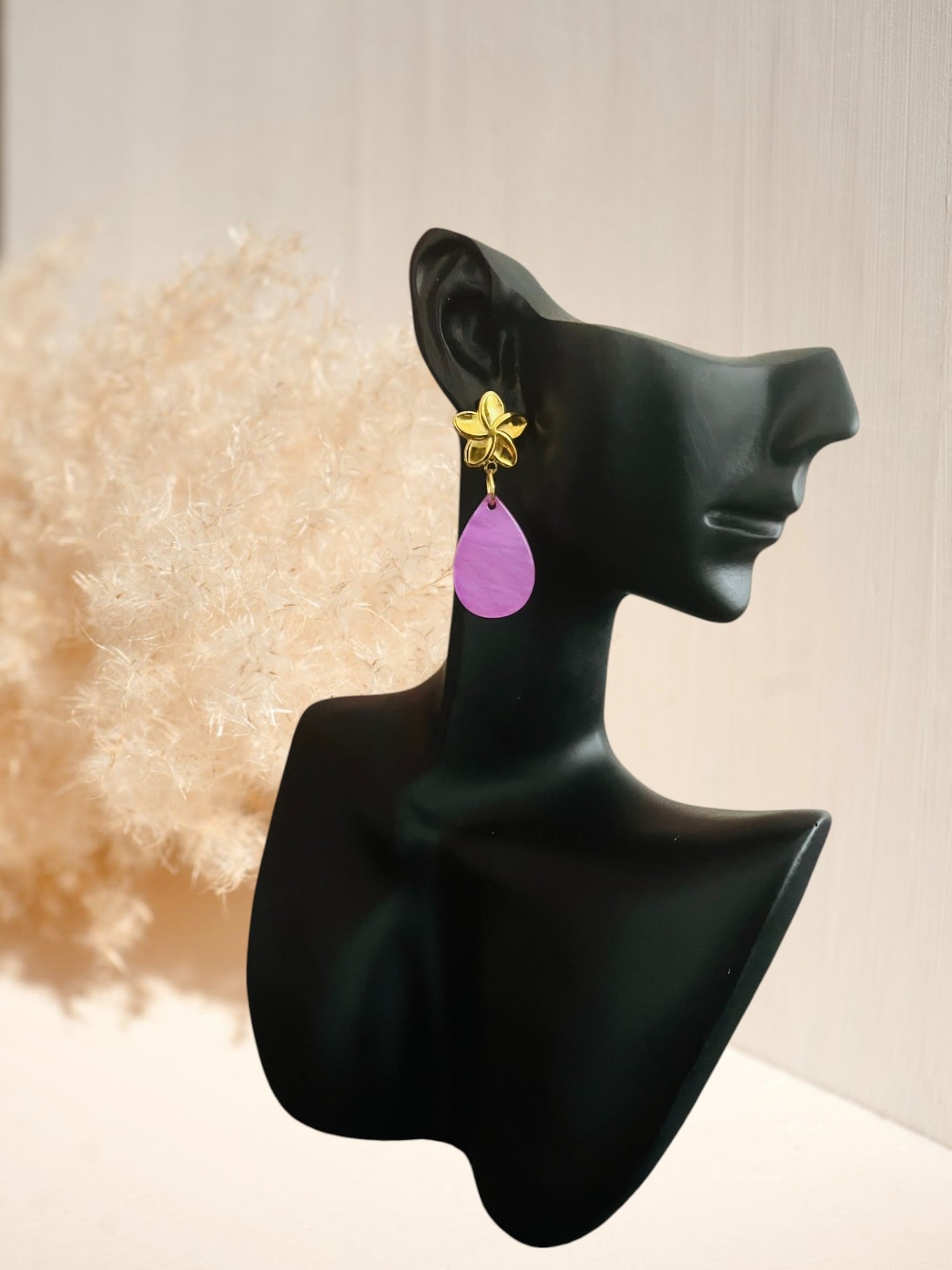 boucles d'oreilles à clous fleur en acier doré et goutte acrylique violet