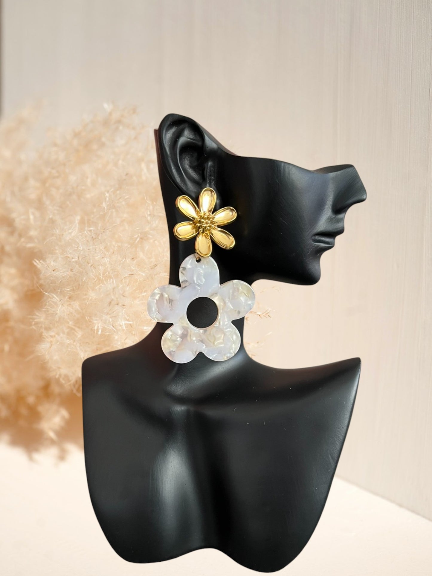 Boucles d'oreilles fantaisie à clous faites main.
Clous d'oreilles fleur en acier inoxydable doré.
Pendentifs fleur en acrylique blanc nacré.
Bijou fantaisie fait main.
