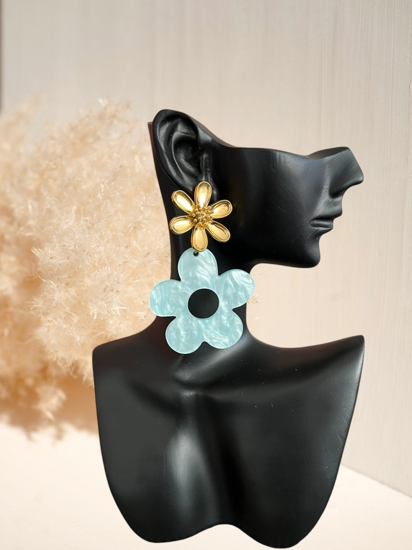 Boucles d'oreilles fantaisie à clous faites main.
Clous d'oreilles fleur en acier inoxydable doré.
Pendentifs fleur en acrylique bleu ciel.
Bijou fantaisie fait main.