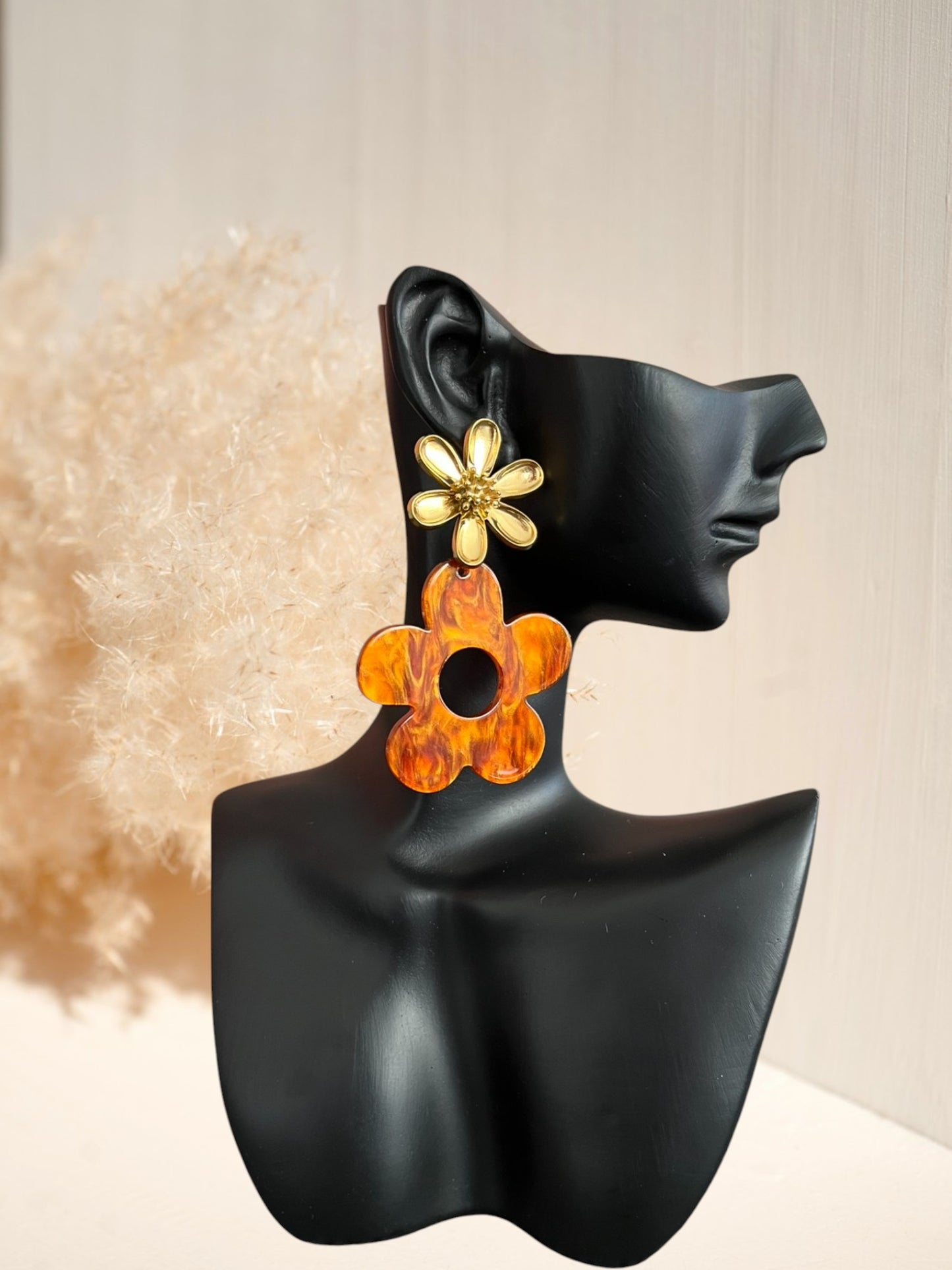 Boucles d'oreilles fantaisie à clous faites main.
Clous d'oreilles fleur en acier inoxydable doré.
Pendentifs fleur en acrylique marron topaze.
Bijou fantaisie fait main.