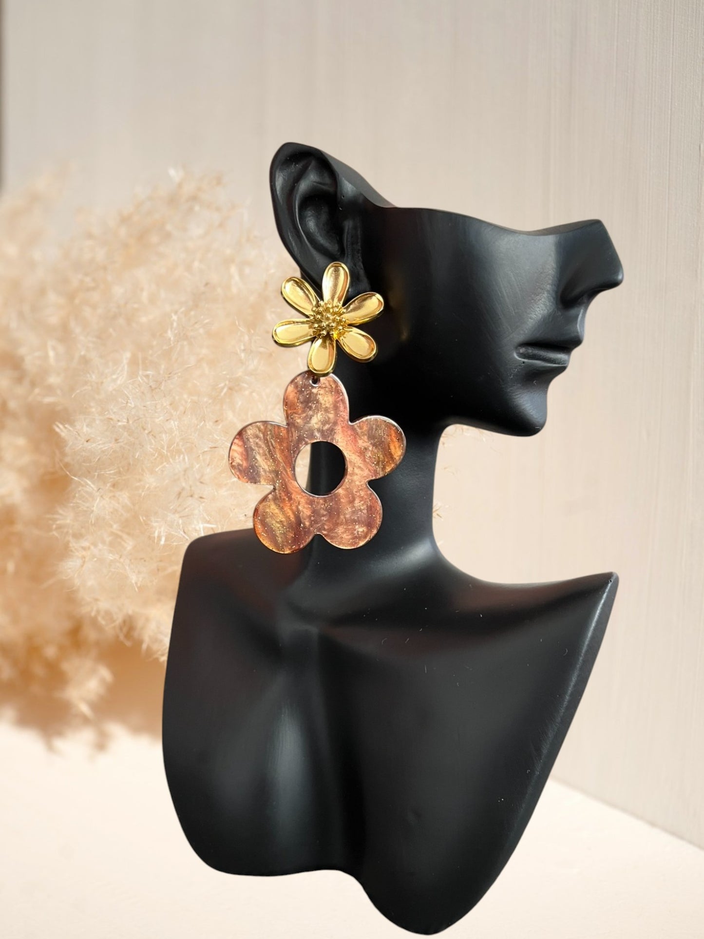 Boucles d'oreilles fantaisie à clous faites main.
Clous d'oreilles fleur en acier inoxydable doré.
Pendentifs fleur en acrylique marron pailleté.
Bijou fantaisie fait main.