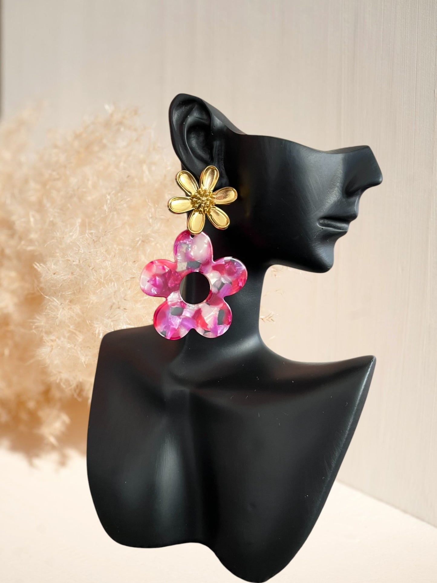 Boucles d'oreilles fantaisie à clous faites main.
Clous d'oreilles fleur en acier inoxydable doré.
Pendentifs fleur en acrylique rose multicolore.
Bijou fantaisie fait main.