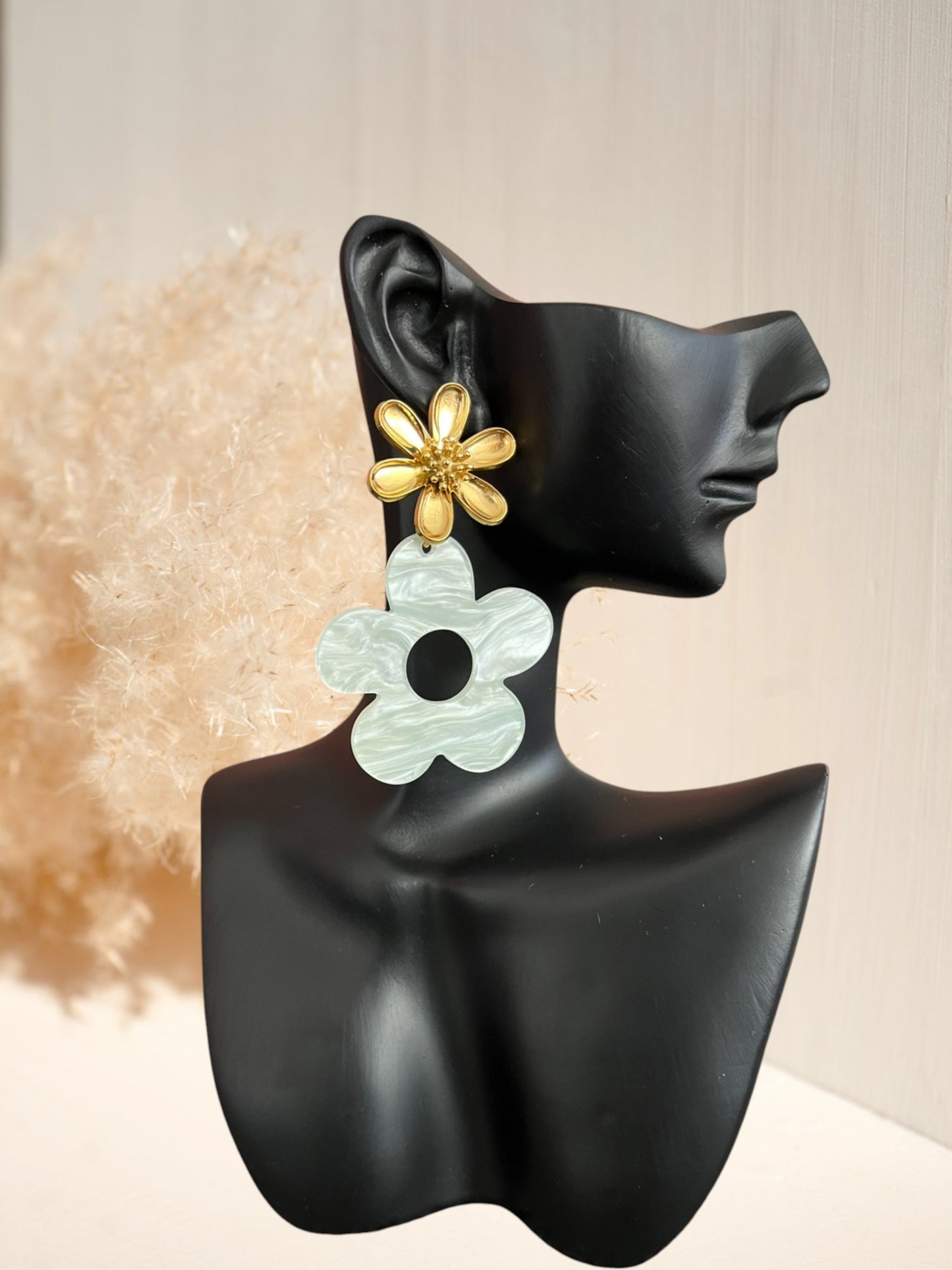 Boucles d'oreilles fantaisie à clous faites main.
Clous d'oreilles fleur en acier inoxydable doré.
Pendentifs fleur en acrylique vert menthe.
Bijou fantaisie fait main.