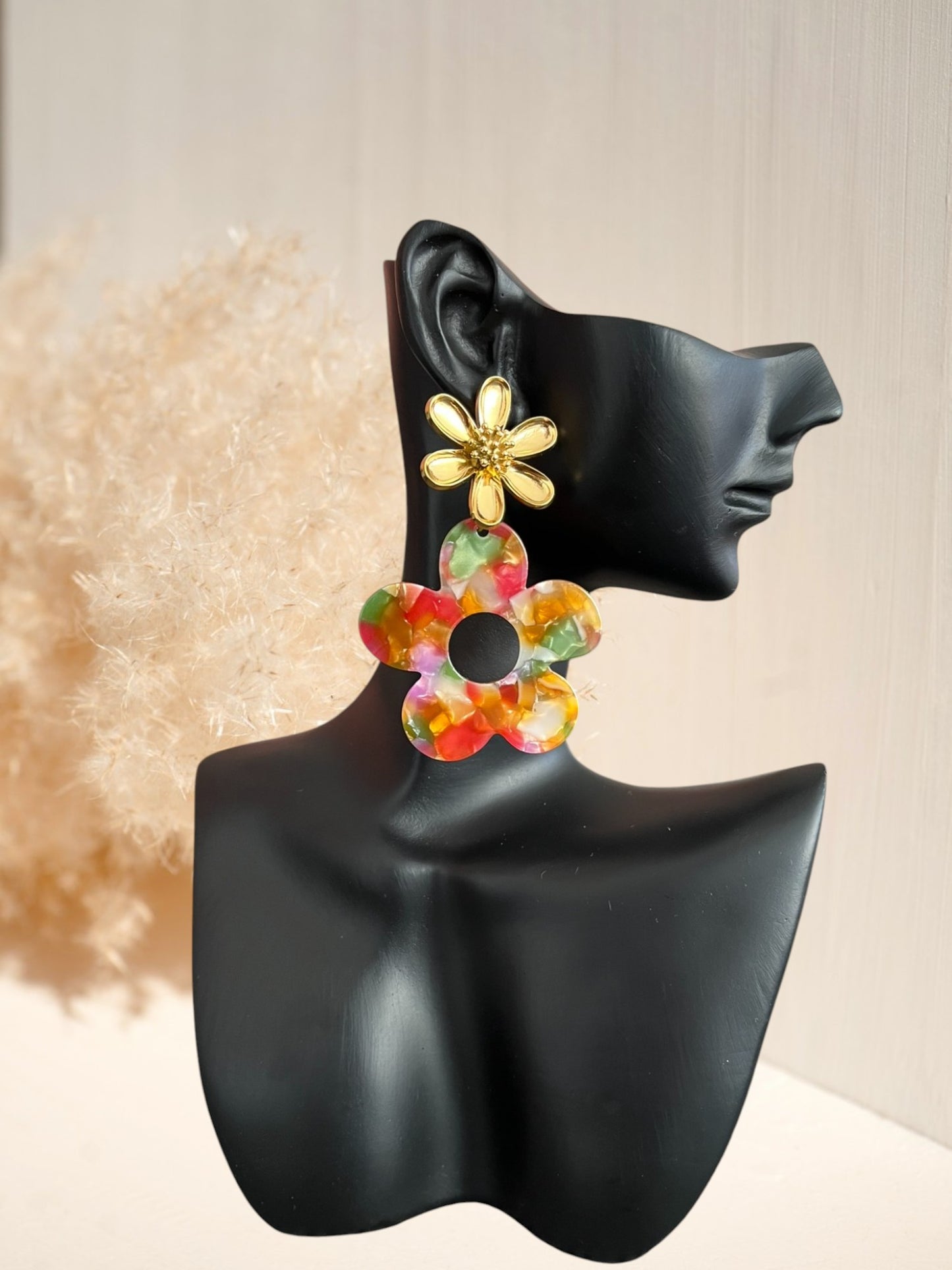 Boucles d'oreilles fantaisie à clous faites main.
Clous d'oreilles fleur en acier inoxydable doré.
Pendentifs fleur en acrylique vert multicolore.
Bijou fantaisie fait main.