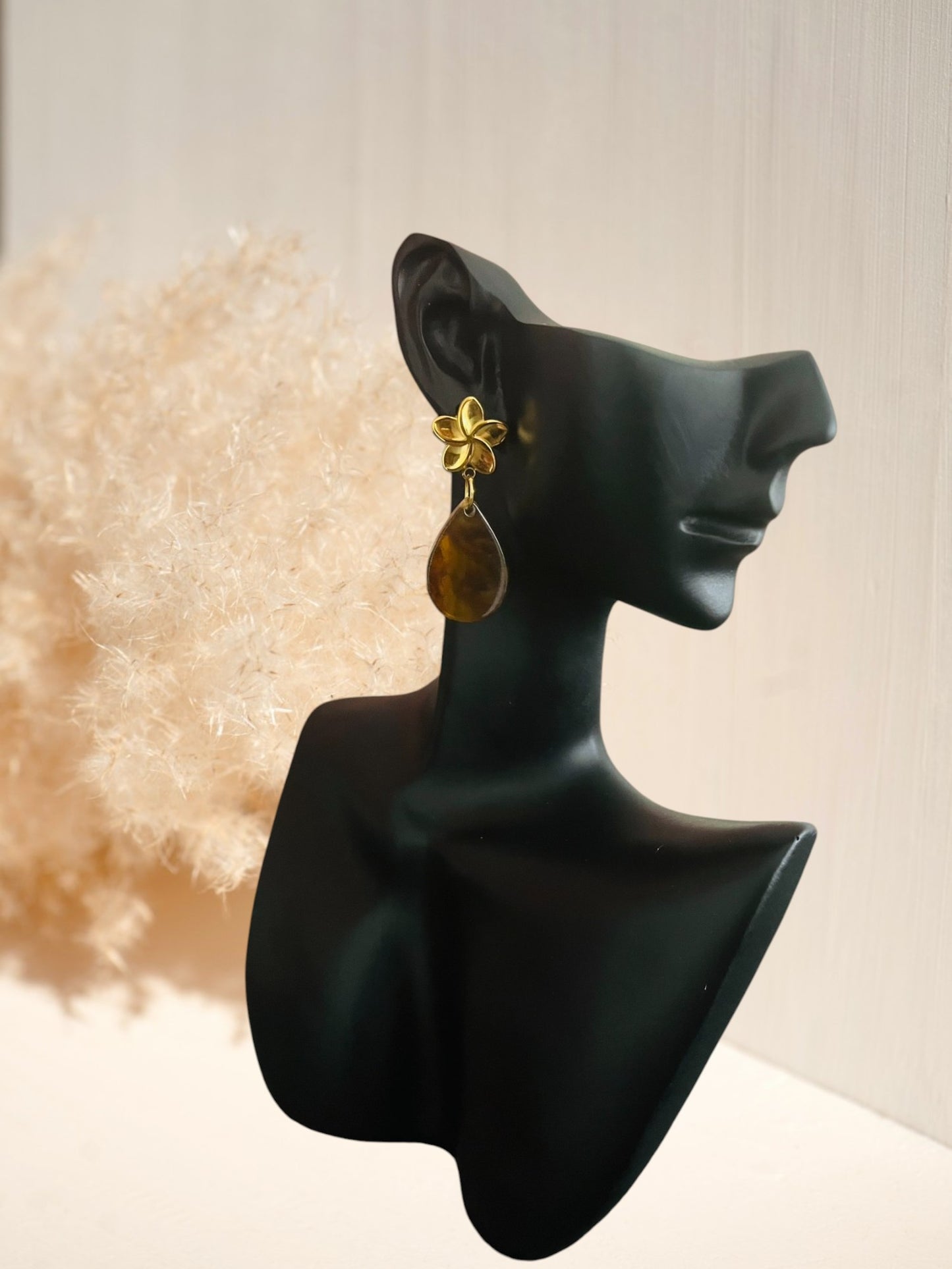 boucles d'oreilles à clous fleur en acier doré et goutte acrylique marron marbré