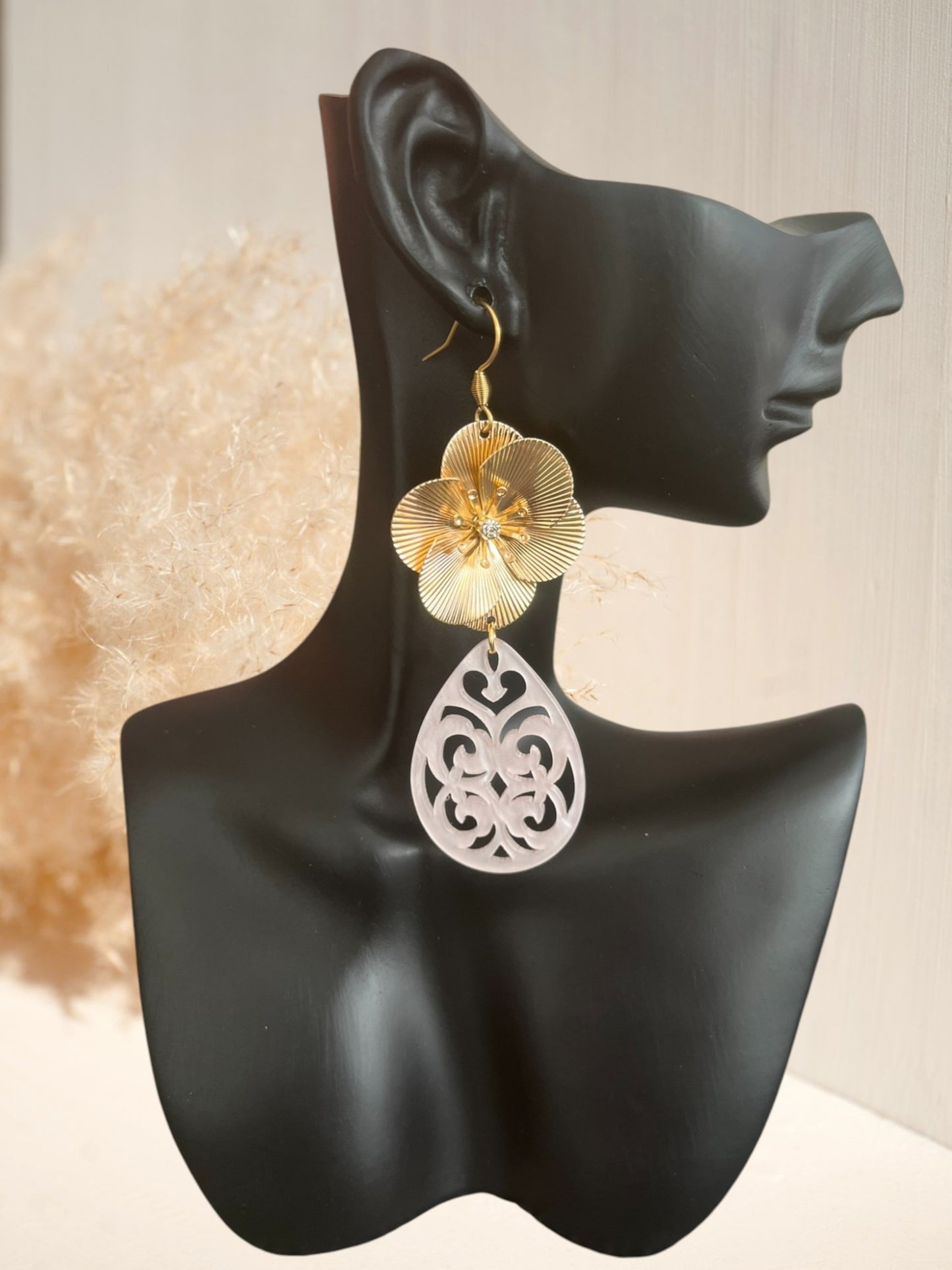Boucles d'oreilles fantaisie style baroque.
Grosse fleur dorée et pendentif goutte en acrylique rose pâle.
Bijou fantaisie fait main.