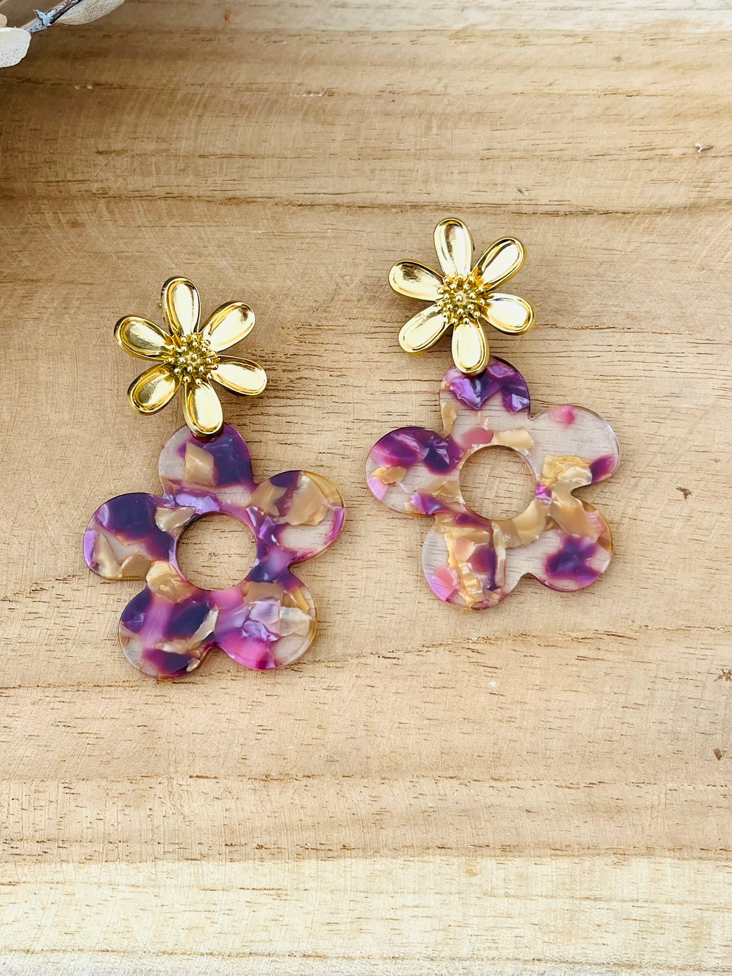 Boucles d'oreilles fantaisie à clous faites main.
Clous d'oreilles fleur en acier inoxydable doré.
Pendentifs fleur en acrylique transparent, rose et pourpre.
Bijou fantaisie fait main.