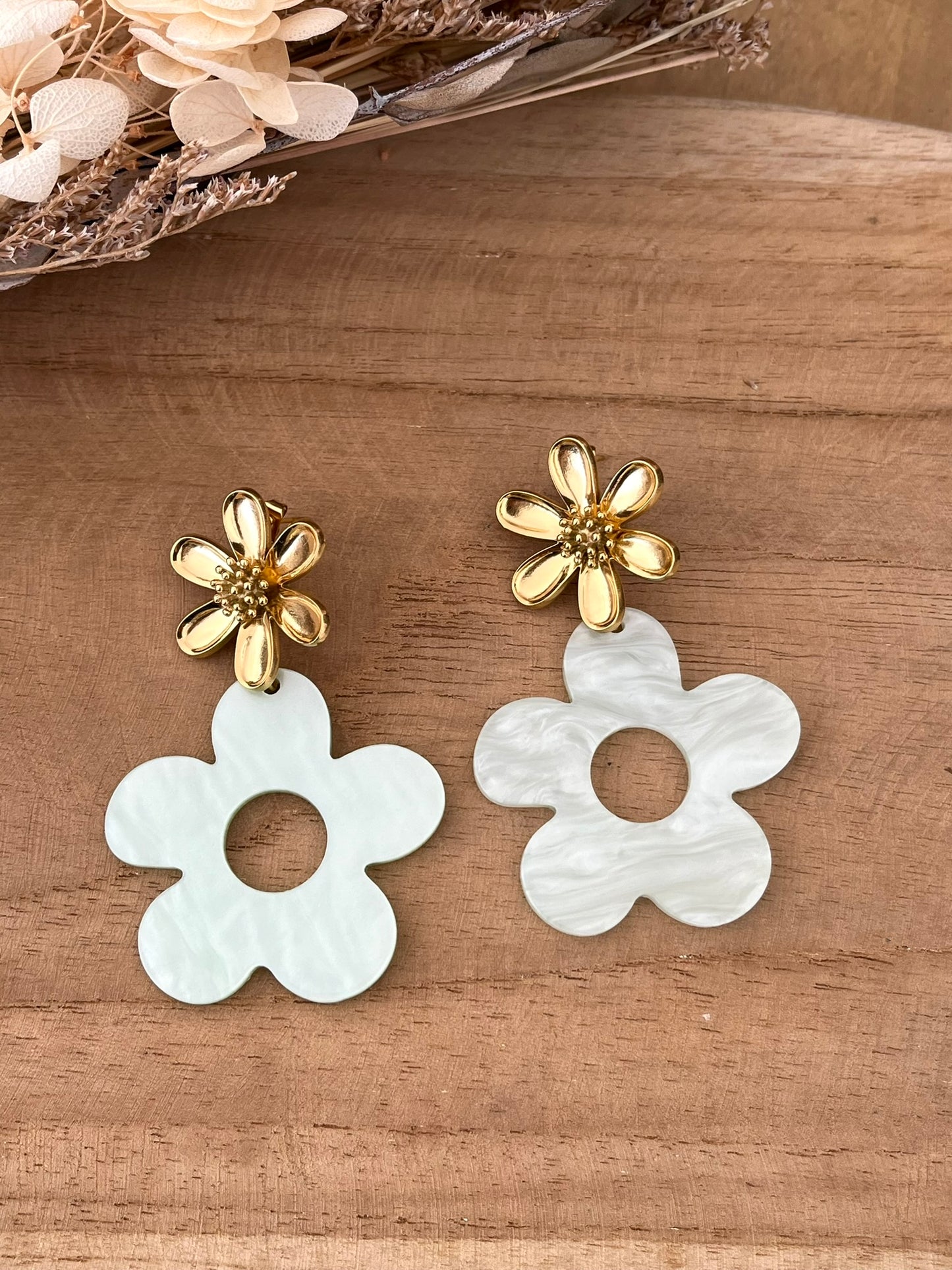 Boucles d'oreilles fantaisie à clous faites main.
Clous d'oreilles fleur en acier inoxydable doré.
Pendentifs fleur en acrylique vert menthe.
Bijou fantaisie fait main.