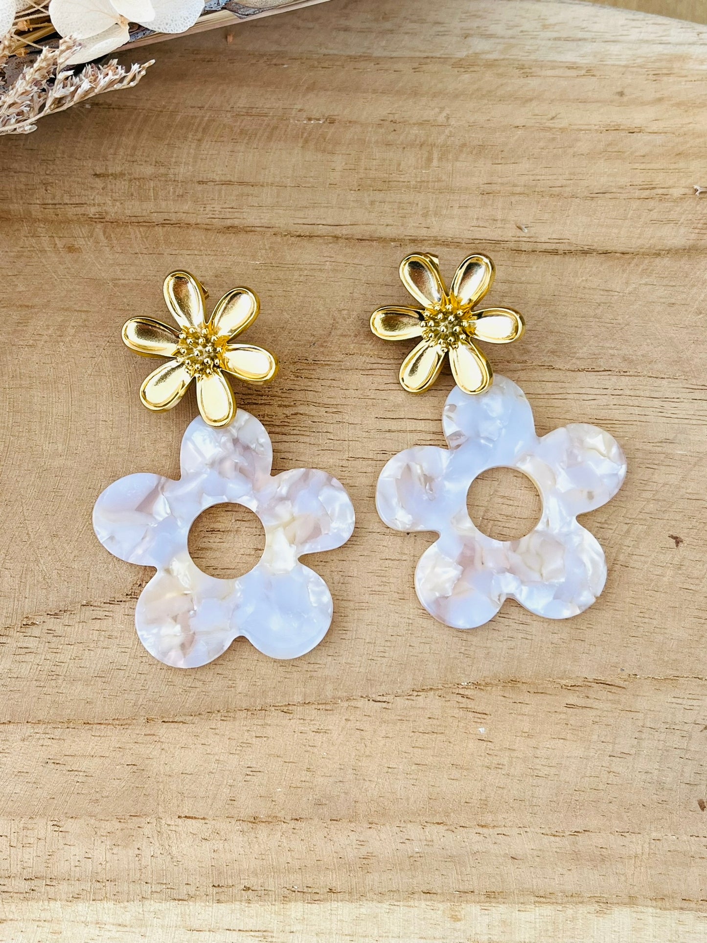 Boucles d'oreilles fantaisie à clous faites main.
Clous d'oreilles fleur en acier inoxydable doré.
Pendentifs fleur en acrylique blanc nacré.
Bijou fantaisie fait main.