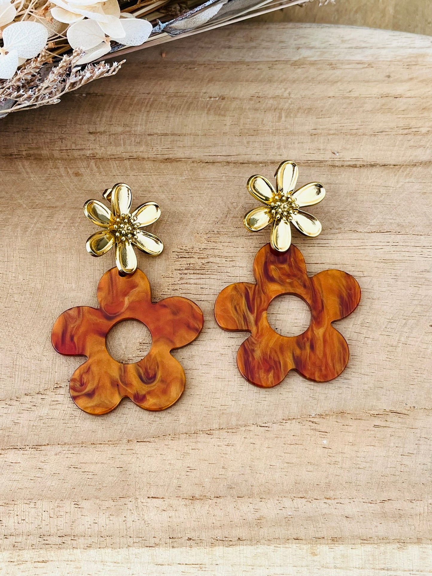 Boucles d'oreilles fantaisie à clous faites main.
Clous d'oreilles fleur en acier inoxydable doré.
Pendentifs fleur en acrylique marron topaze.
Bijou fantaisie fait main.