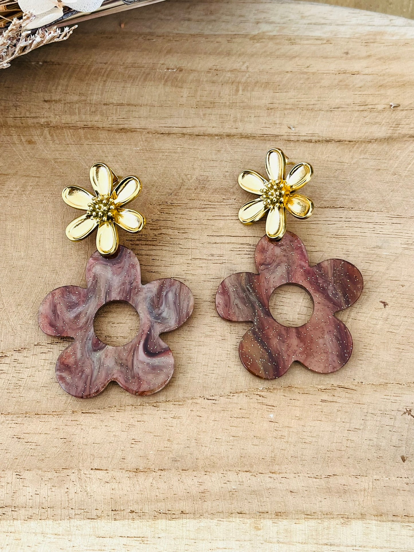 Boucles d'oreilles fantaisie à clous faites main.
Clous d'oreilles fleur en acier inoxydable doré.
Pendentifs fleur en acrylique marron pailleté.
Bijou fantaisie fait main.