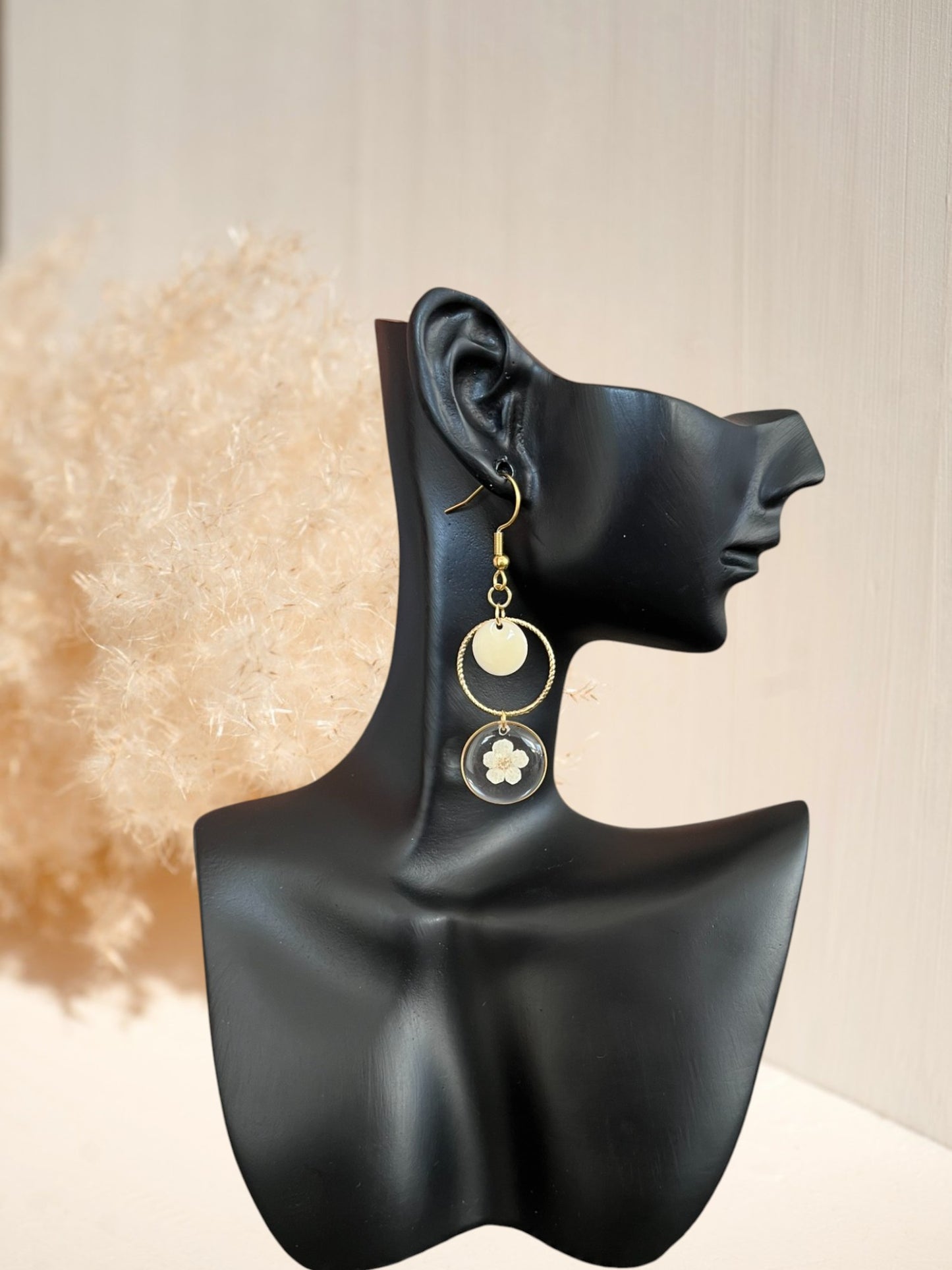Boucles d'oreilles fantaisie fait main.
Crochets en acier inoxydable doré.
Pendentifs fleur séchée écru.
Bijou fantaisie fait main