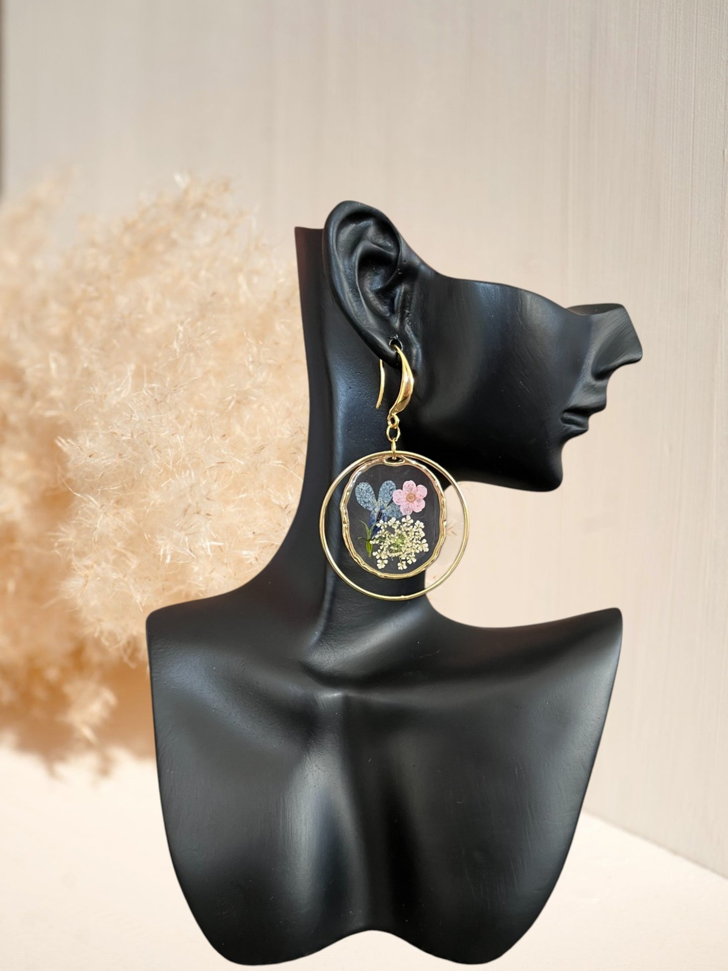 Boucles d'oreilles fantaisie fait main.
Crochets d'oreilles en laiton or 18k.
Anneaux ronds fermés en laiton or 18k
Pendentifs ronds fleurs séchées bleu.
Bijou fantaisie fait main.