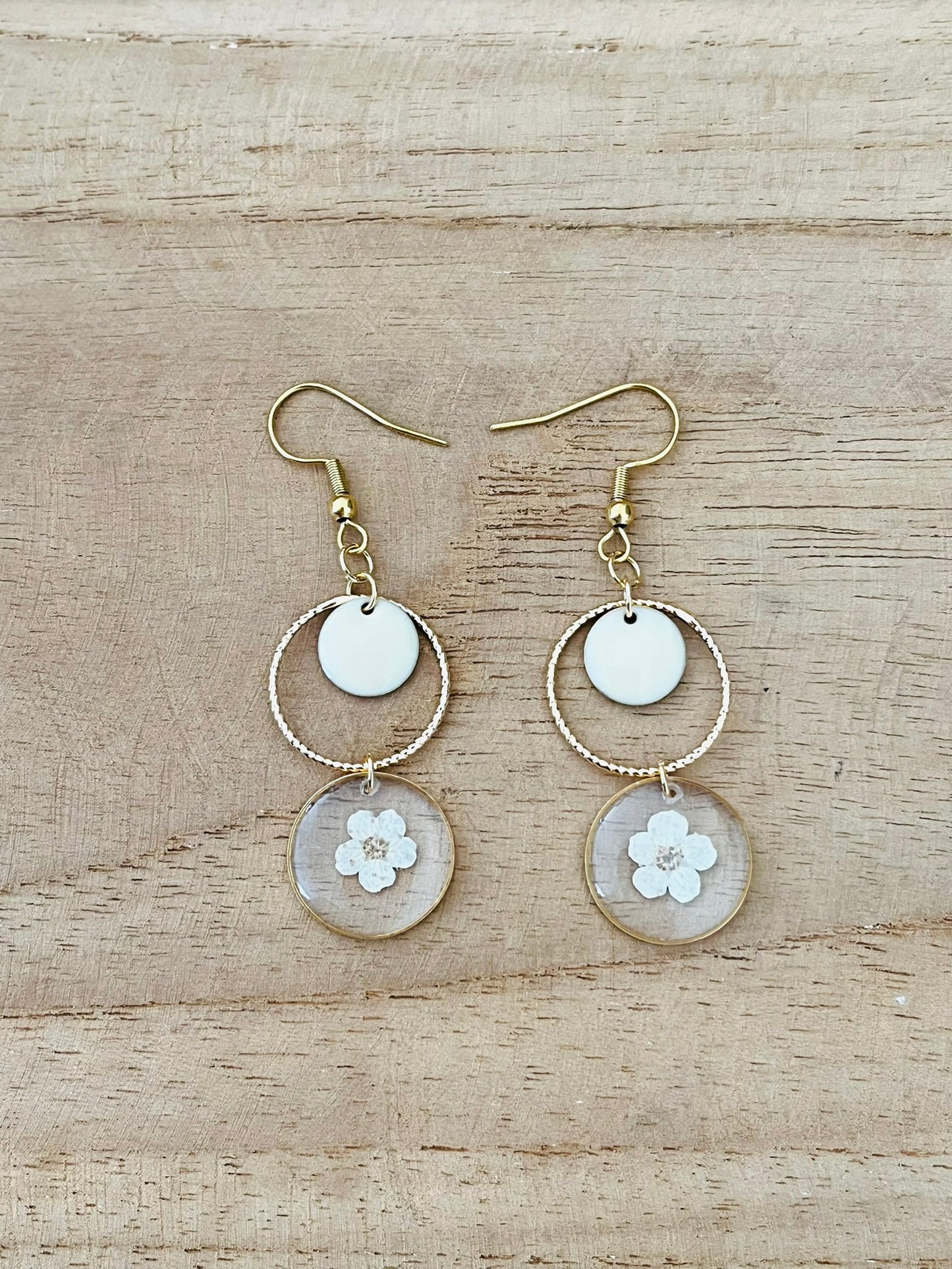 Boucles d'oreilles fantaisie fait main.
Crochets en acier inoxydable doré.
Pendentifs fleur séchée écru.
Bijou fantaisie fait main