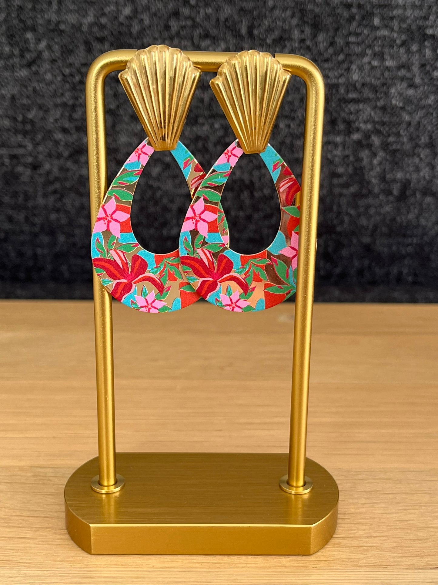 Boucles d'oreilles fantaisie fait main.
Clous d'oreilles forme éventail plissé en acier inoxydable doré;
Pendentifs goutte ajourée motif floraux rouge, turquoise, fuchsia.
Bijou fantaisie fait main